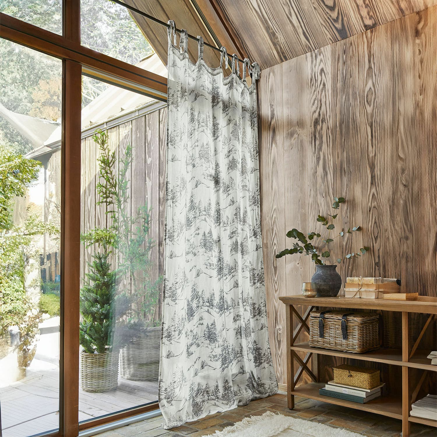 Gordijn Héroux Transparante gordijn met boomprint in grijs-witte tinten in een houten interieur met natuurlijk licht
