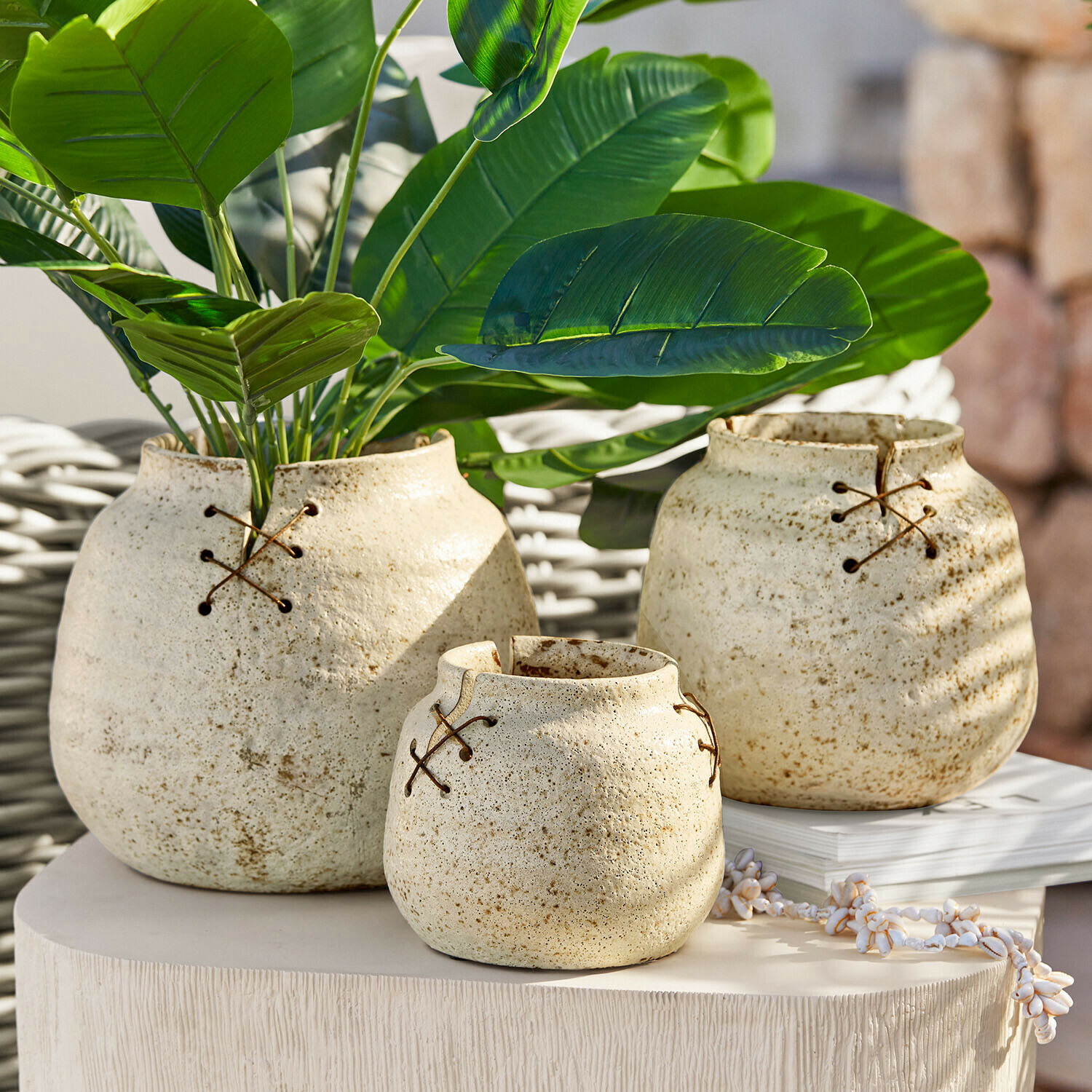 Set van drie crèmekleurige keramische vazen met decoratieve veter, stijlvolle woondecoratie