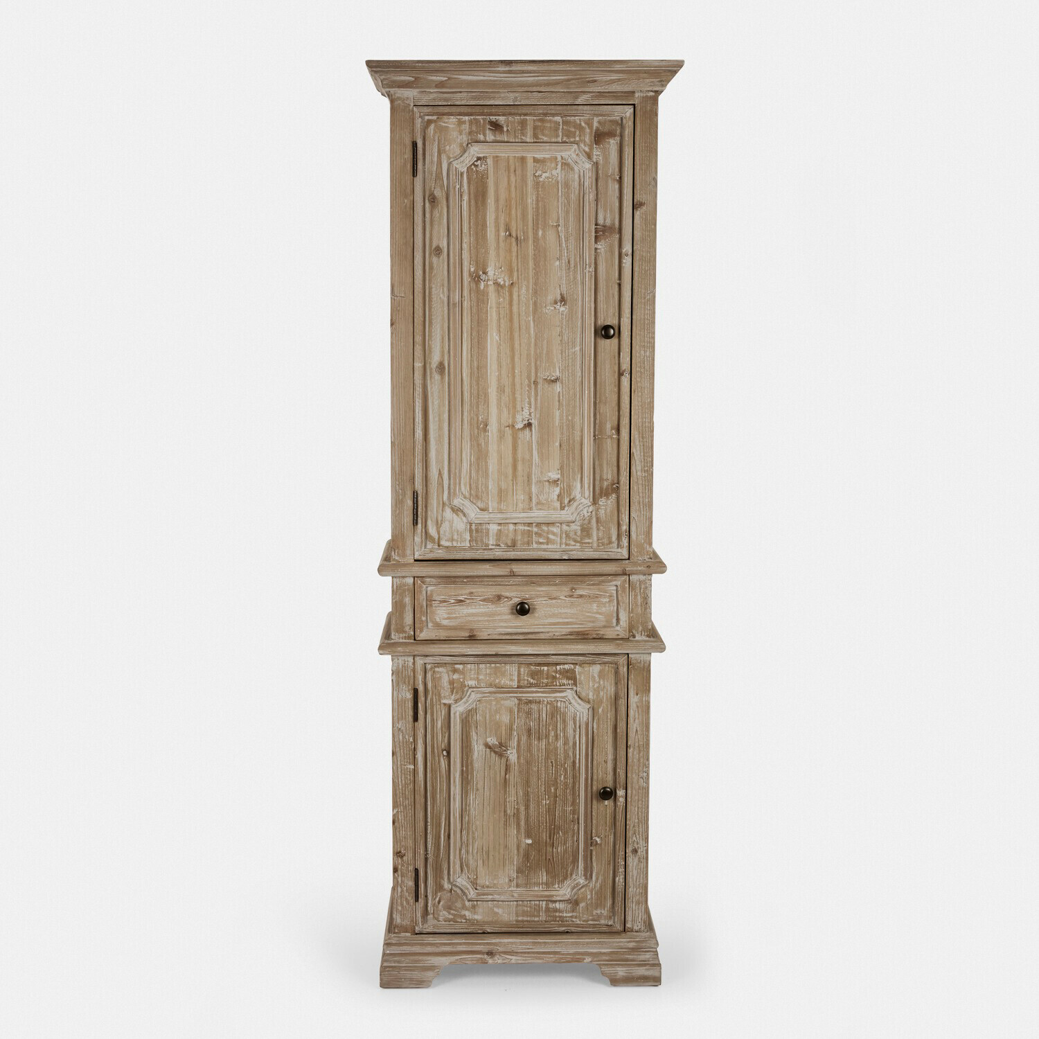 Hoge kast van natuurlijk verouderd hout met lade en twee deuren in rustieke stijl