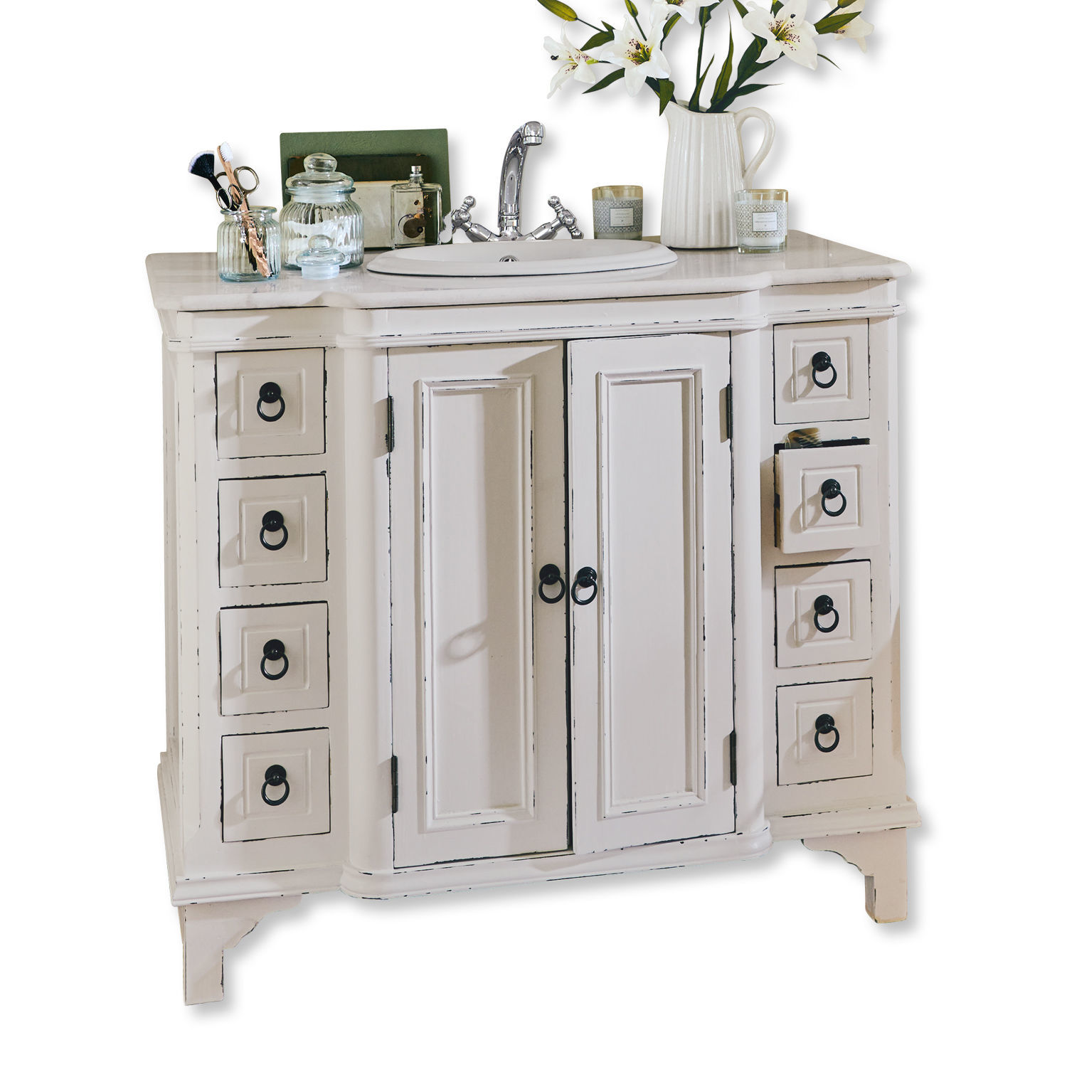 Wastafelmeubel Sunderland Witte houten badkamerkast met wastafel en metalen handgrepen, vintage stijl