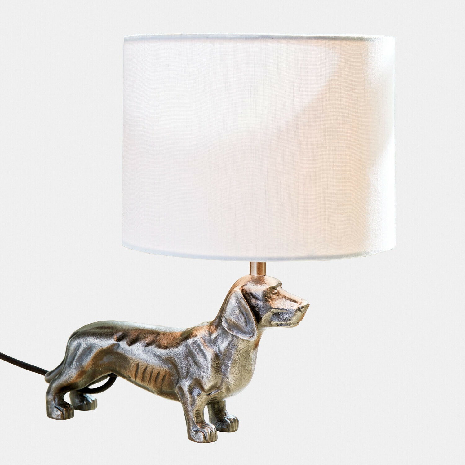 Tafellamp met witte kap en zilverkleurige teckel als voet