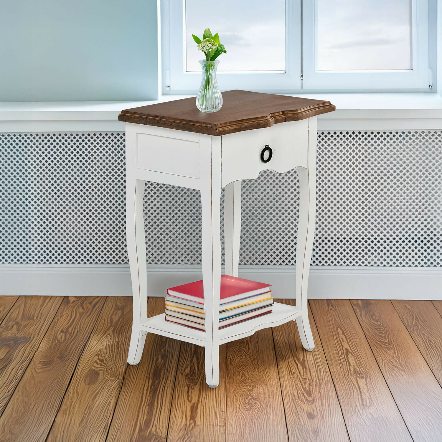 Bijzettafel Finstock Witte houten bijzettafel met lade en bruin blad, gedecoreerd met boeken en een vaas met bloemen
