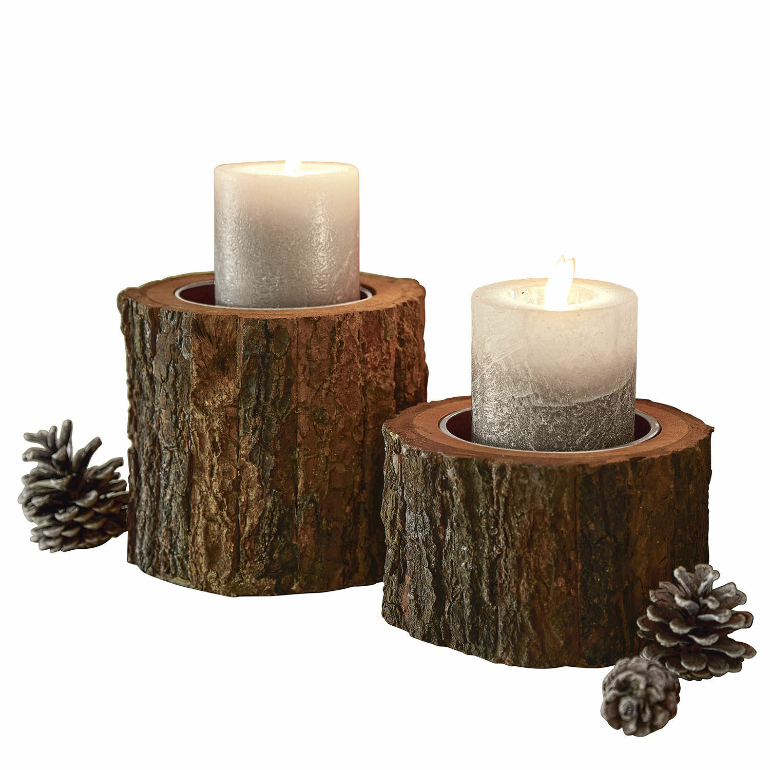 Kaarsenhouder set van 2 Raymond Twee kandelaren van natuurlijk hout met grijze kaarsen en dennenappels, rustieke woondecoratie