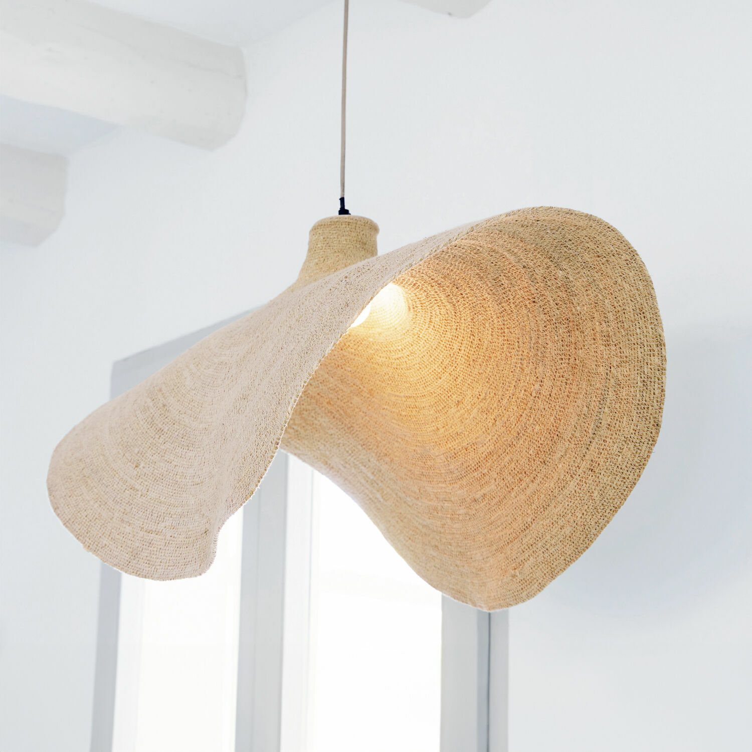 Hanglamp Thaon Hanglamp van natuurlijk beige materiaal met golvend ontwerp voor moderne interieurs