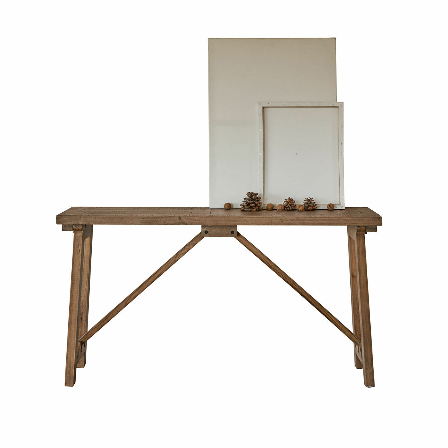 Sidetable Flemming Houten tafel van natuurlijk hout met dennenappels en lege witte lijsten op het blad