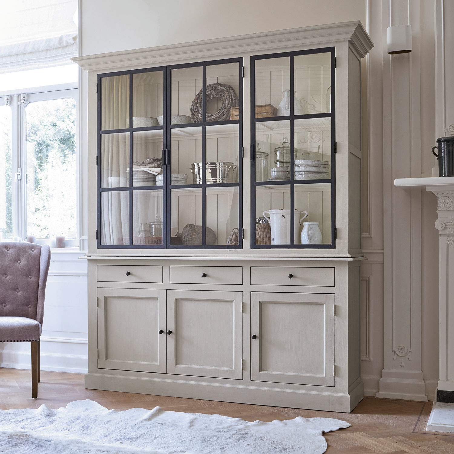 Kast Thilot Grote beige houten vitrinekast met glazen deuren en lades voor stijlvolle opbergruimte