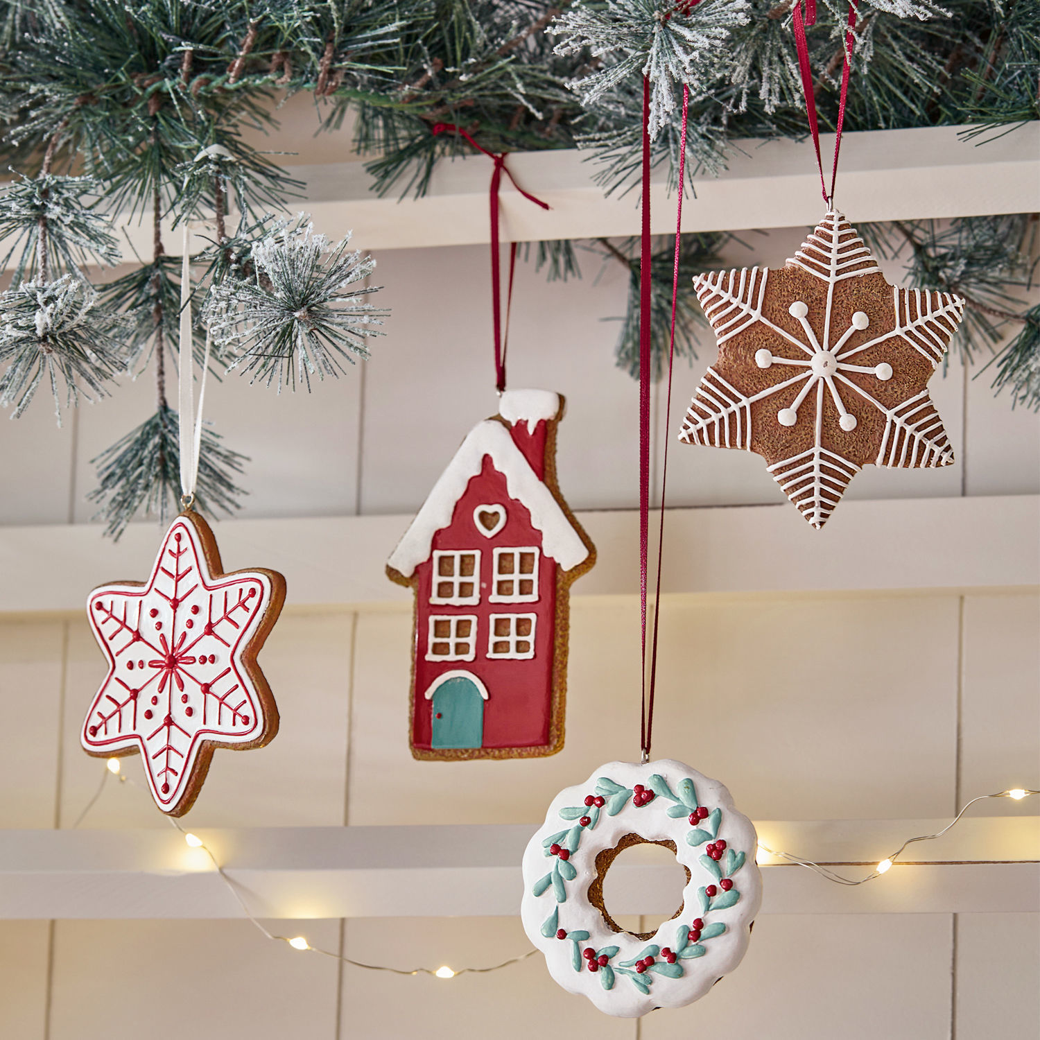 Hanger set van 4 Hestur Kerstversieringen van peperkoek in ster-, huis- en kransvorm met gekleurde glazuur om op te hangen