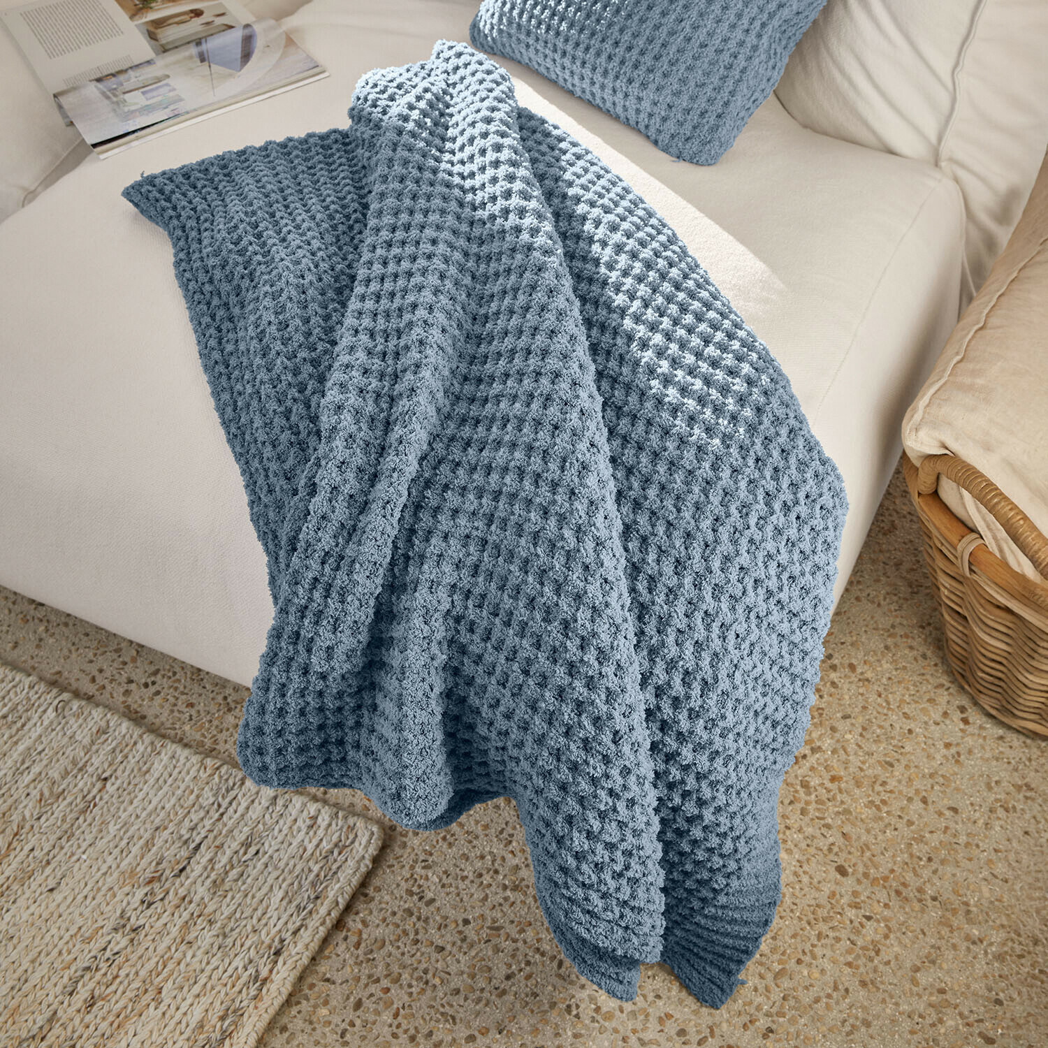 Plaid Ysilda Zachte blauwe wafelplaid op lichte bank, decoratieve en comfortabele woonkamerdeken