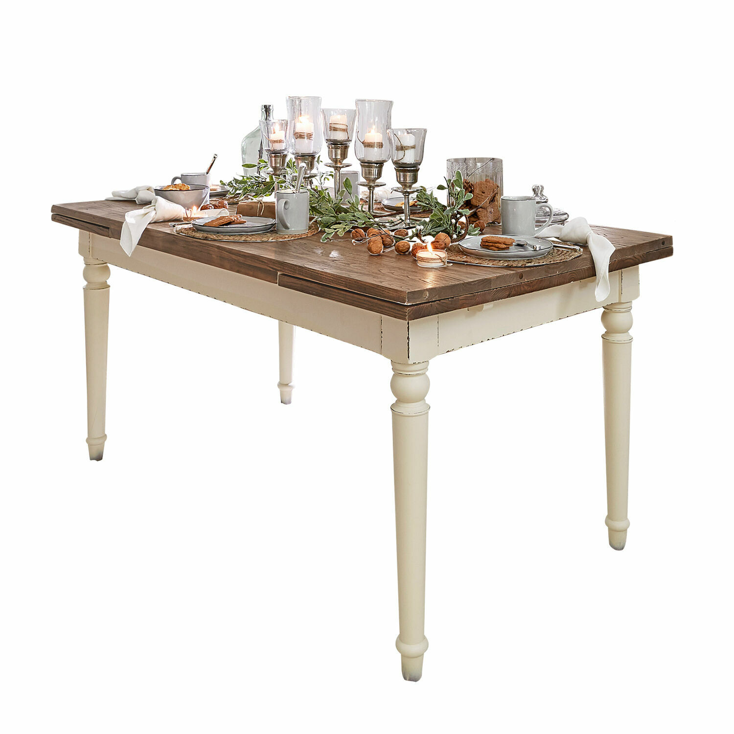 Tafel Bradford Eettafel met bruin houten blad en crèmekleurige poten, versierd met kaarsen en servies