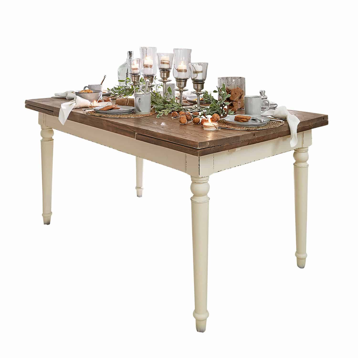 Tafel Bradford Eettafel met bruin houten blad en crèmekleurige poten, versierd met kaarsen en servies