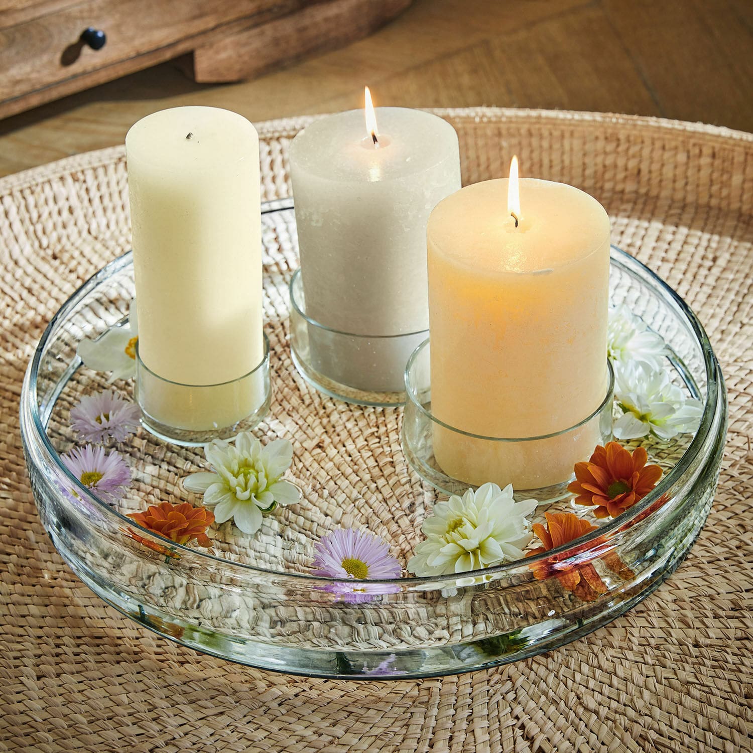 Kaars set van 3 Salis Drie kaarsen in glazen houders op een doorzichtige schaal met bloemen, tafeldecoratie