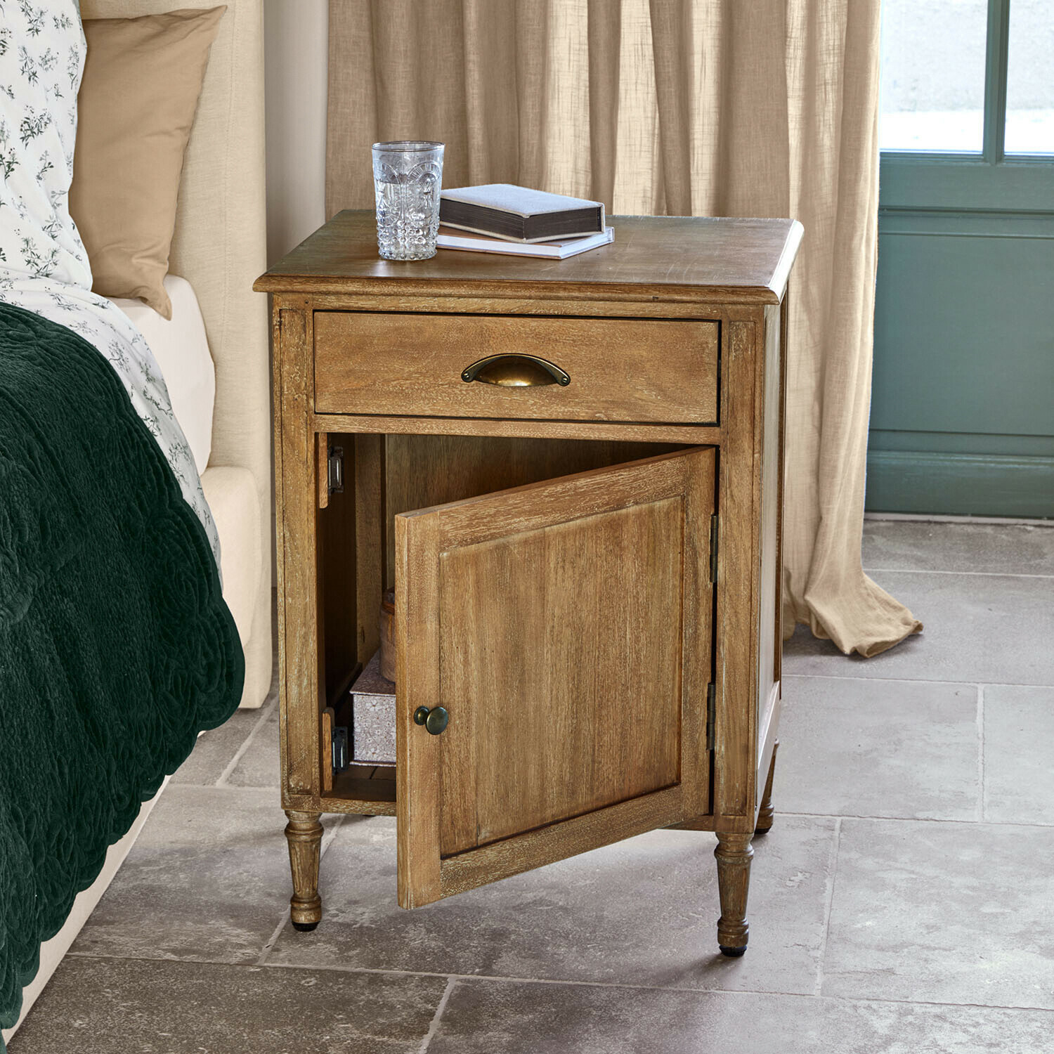 Nachtkastje Mirevaux Houten nachtkastje in natuurlijke kleur met lade en open deur, slaapkamermeubel
