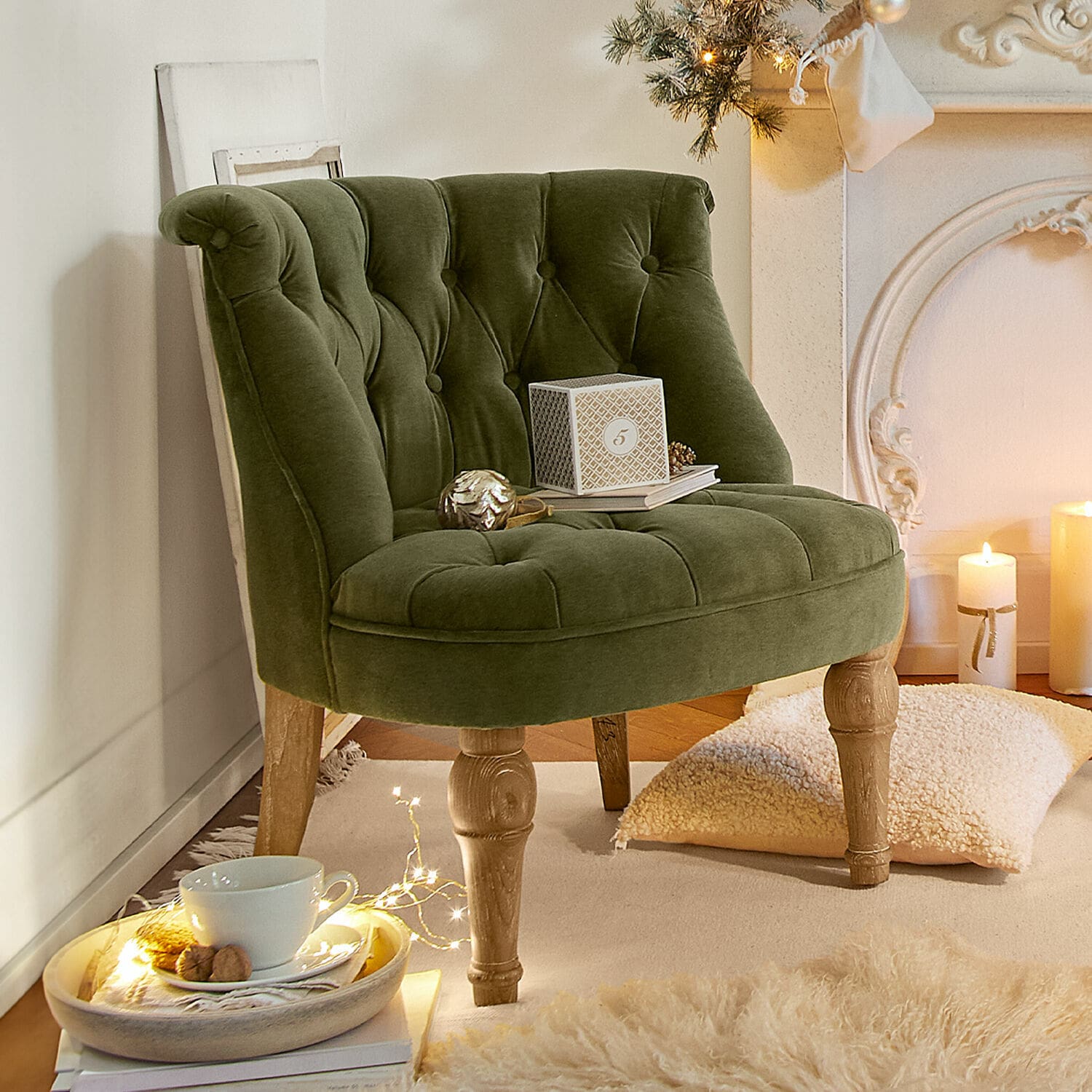 Fauteuil Ardilleux Groene fluwelen fauteuil met houten poten in gezellige kamer met kerstdecoratie