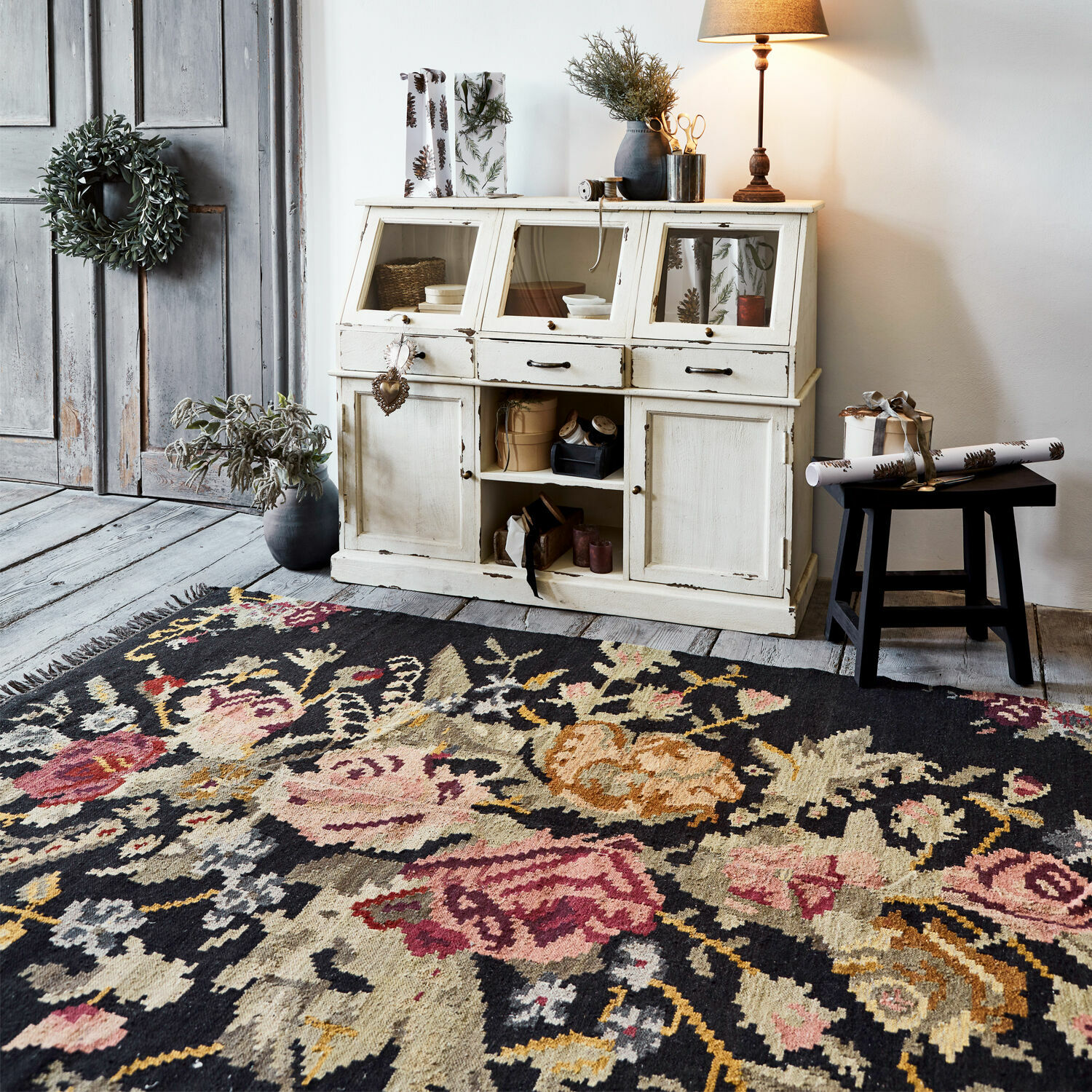 Vloerkleed Matteo Donker bloemenpatroon tapijt voor witte houten kast en grijze houten vloer in vintage stijl