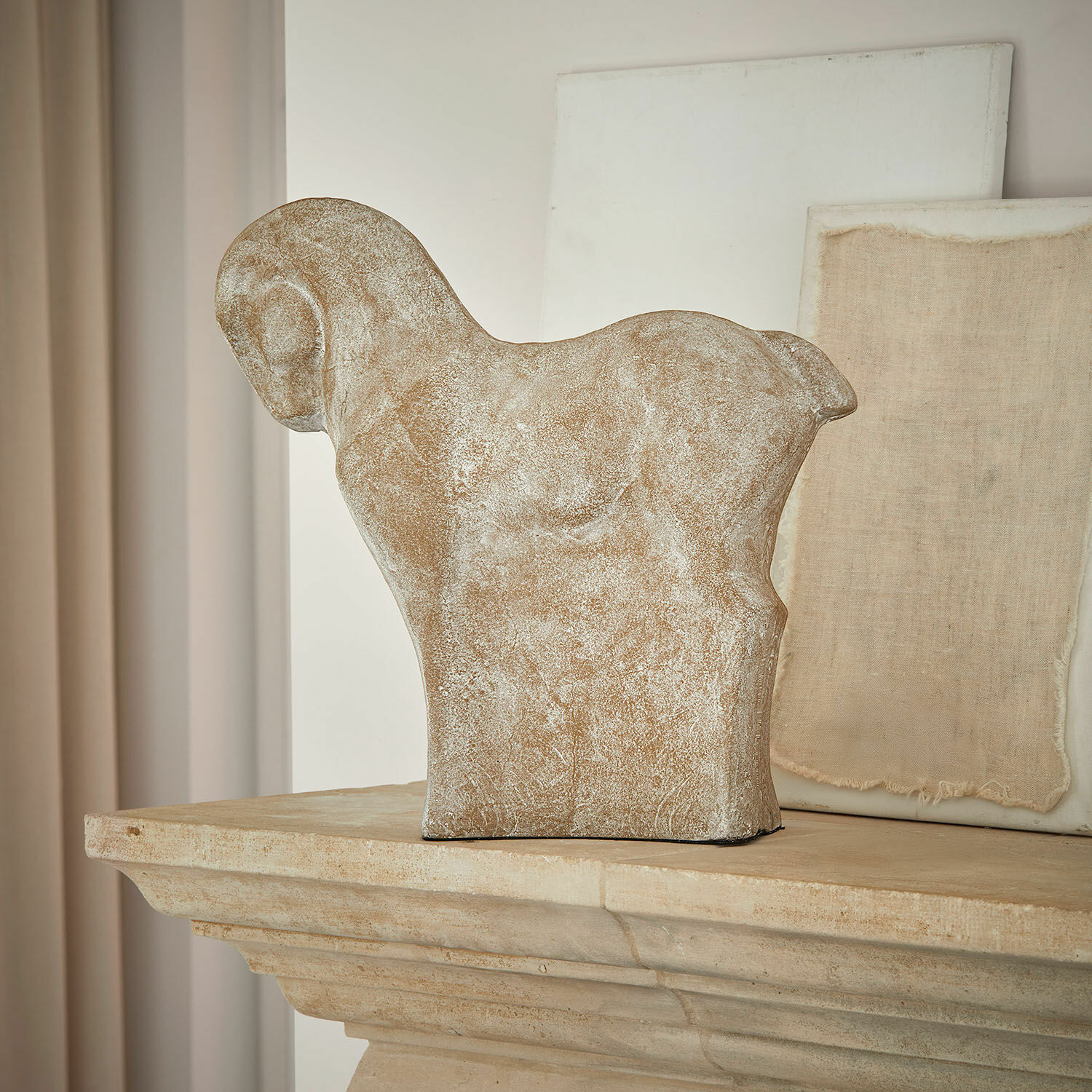 Sierpaard Vionello Decoratief paardenbeeld van beige steen op een stenen schoorsteenmantel, rustieke stijl