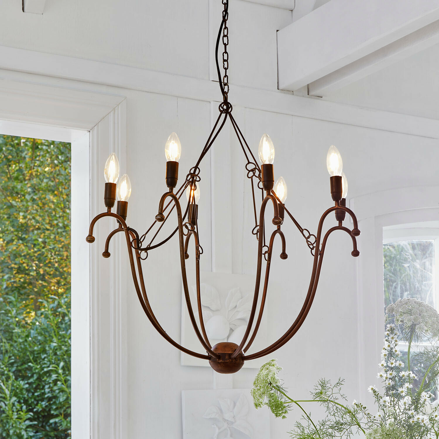 Rustieke metalen kroonluchter in roestkleur met acht lampen, decoratieve binnenverlichting