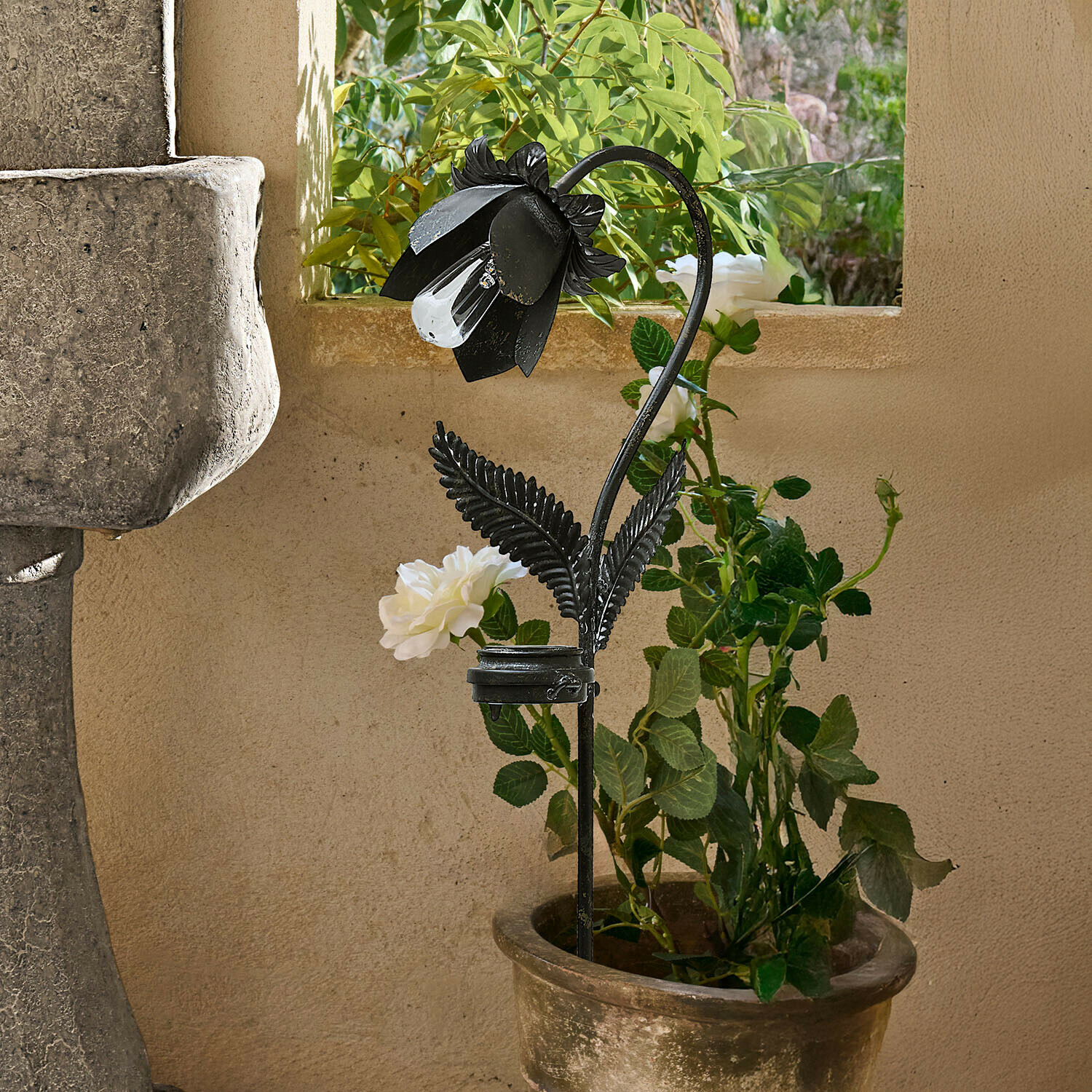 Lantaarn op zonne-energie Velthor Zwarte metalen tuinlamp in bloemvorm met heldere lamp, decoratie voor potplanten