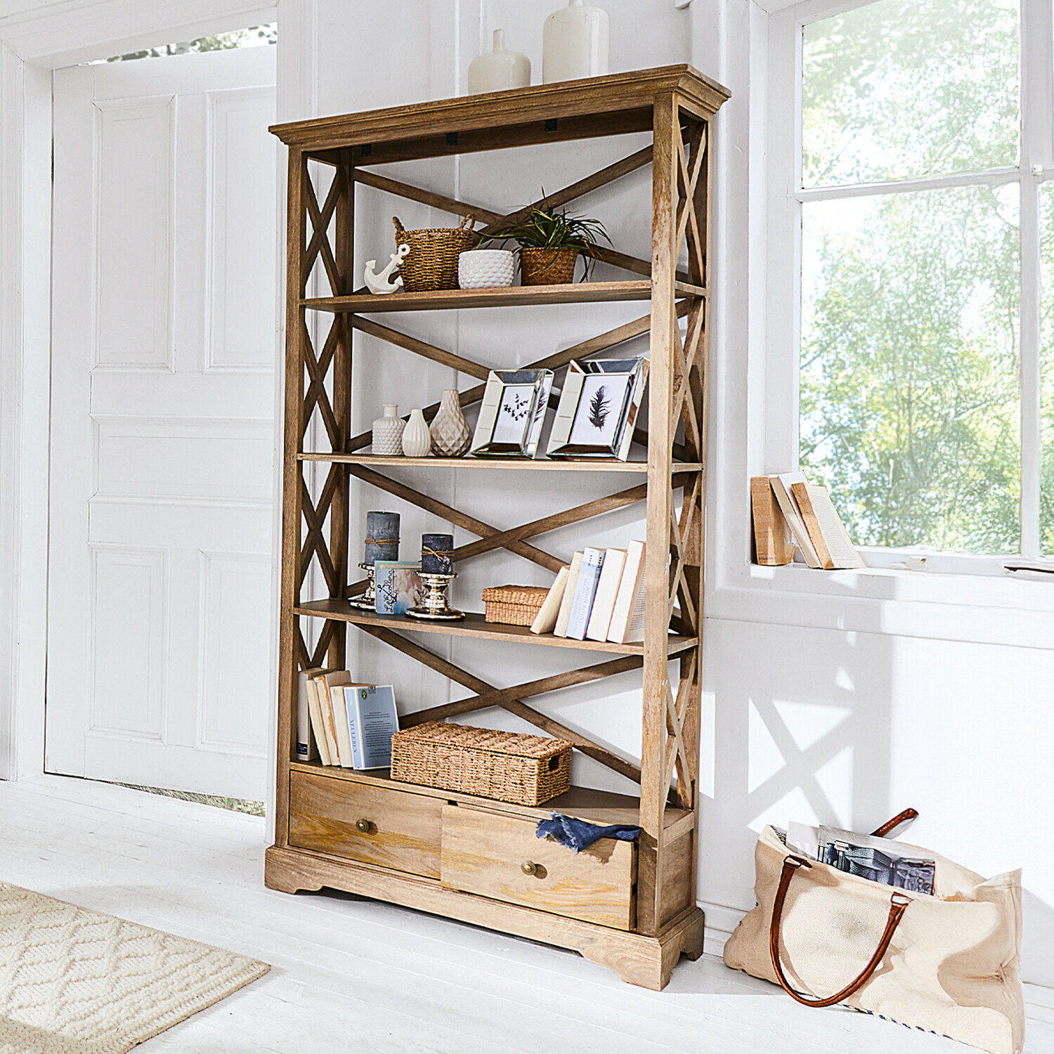 Wandrek Vélu Houten kast in natuurlijke kleur met lades, decoraties en boeken in lichte kamer