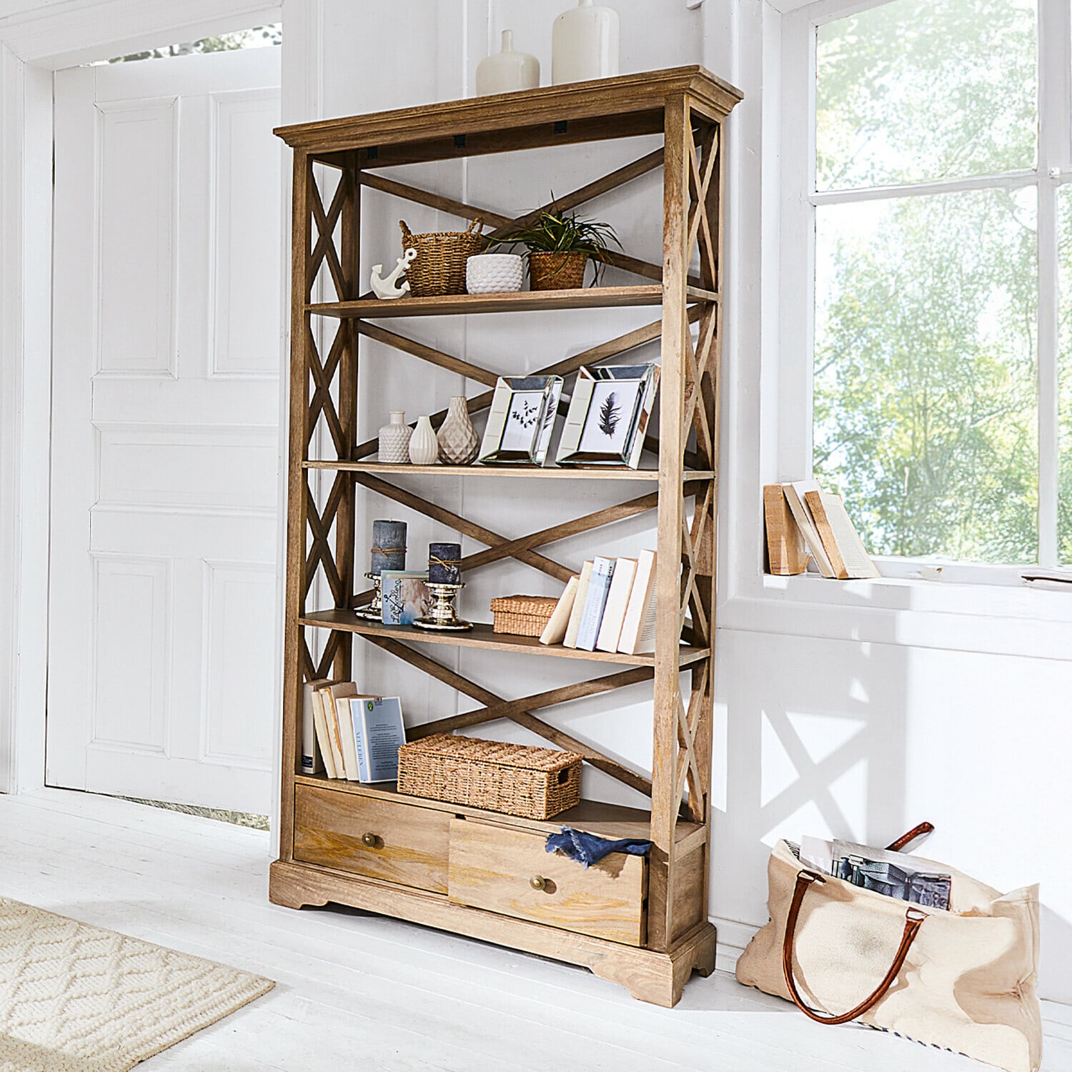 Wandrek Vélu Houten kast in natuurlijke kleur met lades, decoraties en boeken in lichte kamer