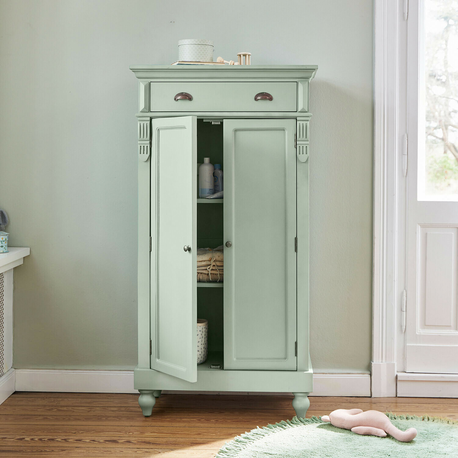Mintgroene houten kast met lade en planken, vintage stijl, opbergruimte voor kinderkamer