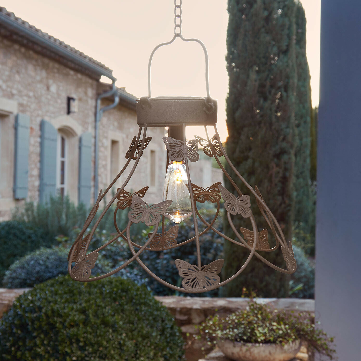 Hanglamp van roestig metaal met vlinders, decoratieve tuinverlichting met LED-lamp
