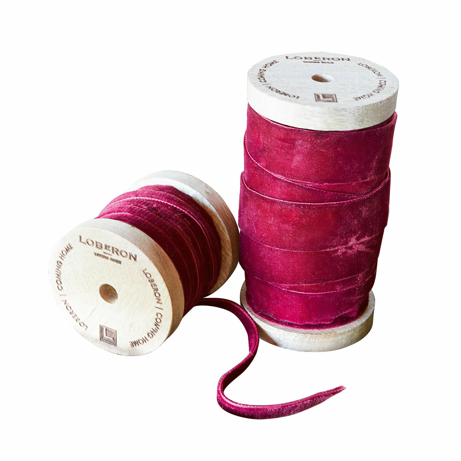 Set van 2 rode fluwelen linten op houten spoelen voor decoratie en knutselen