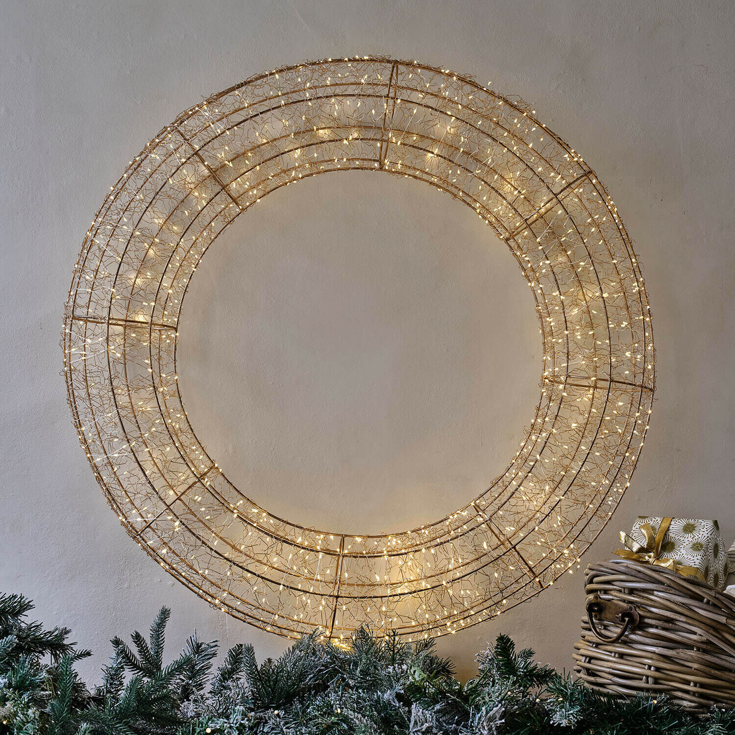 Ronde decoratieve krans van gouden metalen gaas met warme LED-lichtjes voor kerstdecoratie