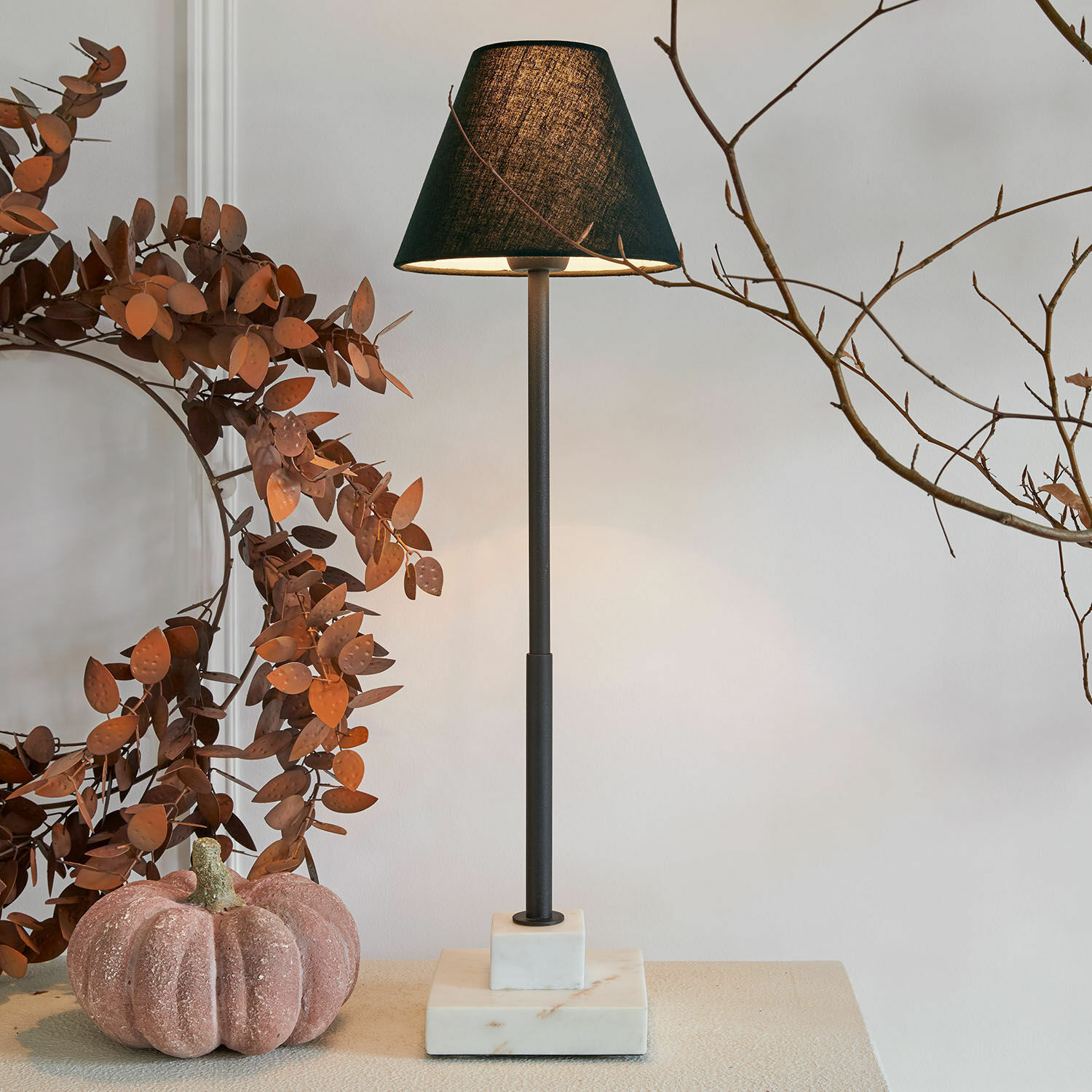 Tafellamp met zwarte kap en marmeren voet, modern design voor woonkamer