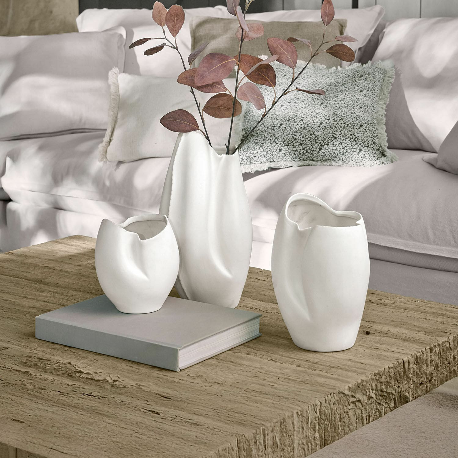 Vaas set van 3 Kazimad Set van drie witte keramische vazen met onregelmatige vormen op een houten tafel in de woonkamer