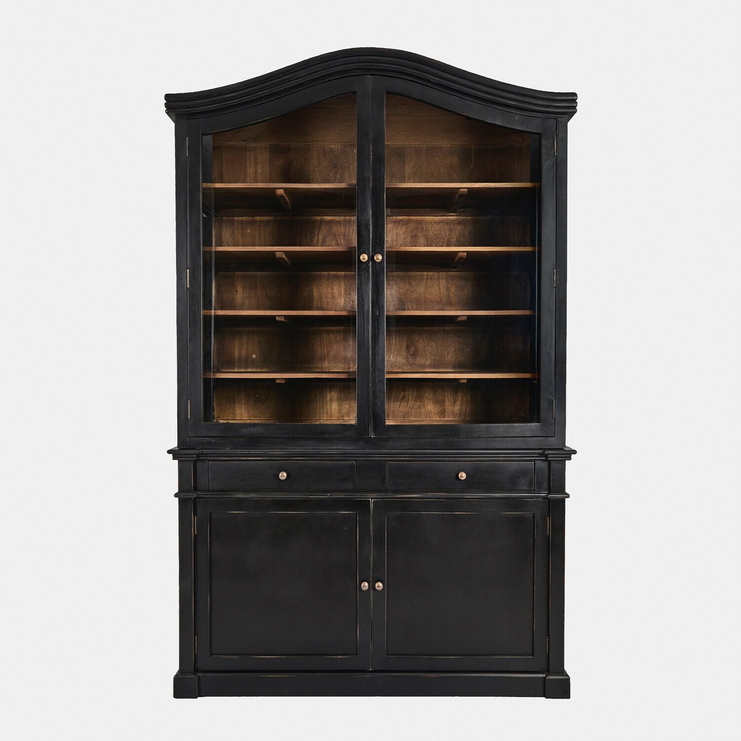 Zwarte houten vitrinekast met glazen deuren en planken, klassieke woonkamermeubel