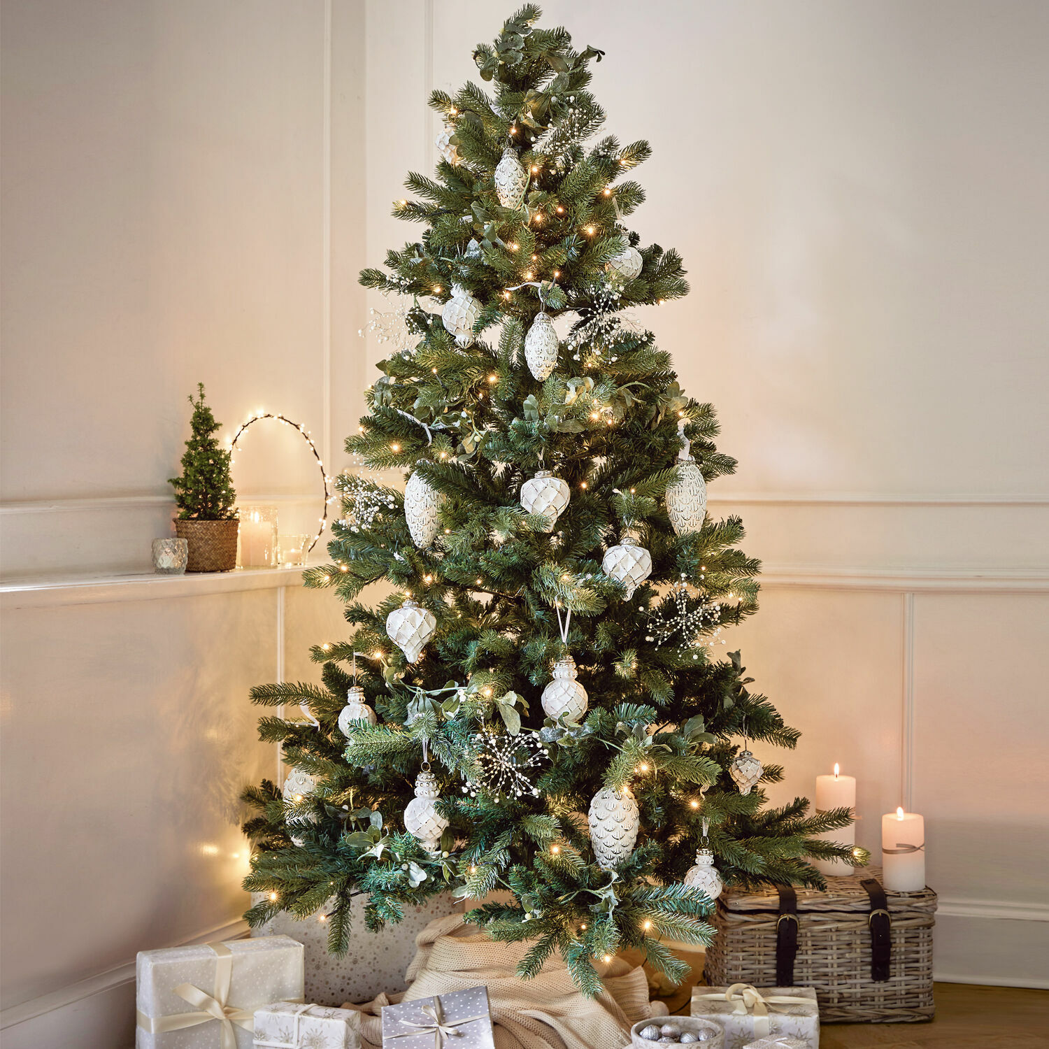 Kerstboom Helford Groene kerstboom met witte versieringen en warme lichtjes, feestelijke decoratie met cadeaus eronder