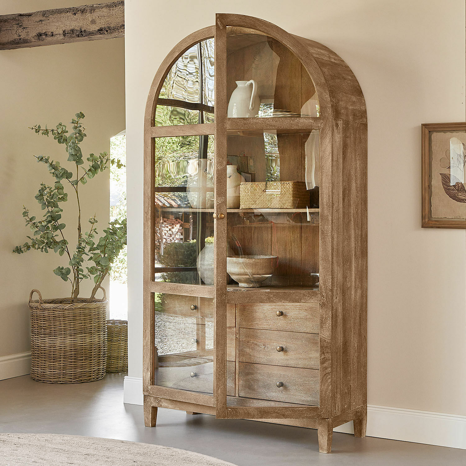 Houten vitrinekast met glazen deuren en drie lades in natuurlijke houtkleur voor stijlvolle woonkamer