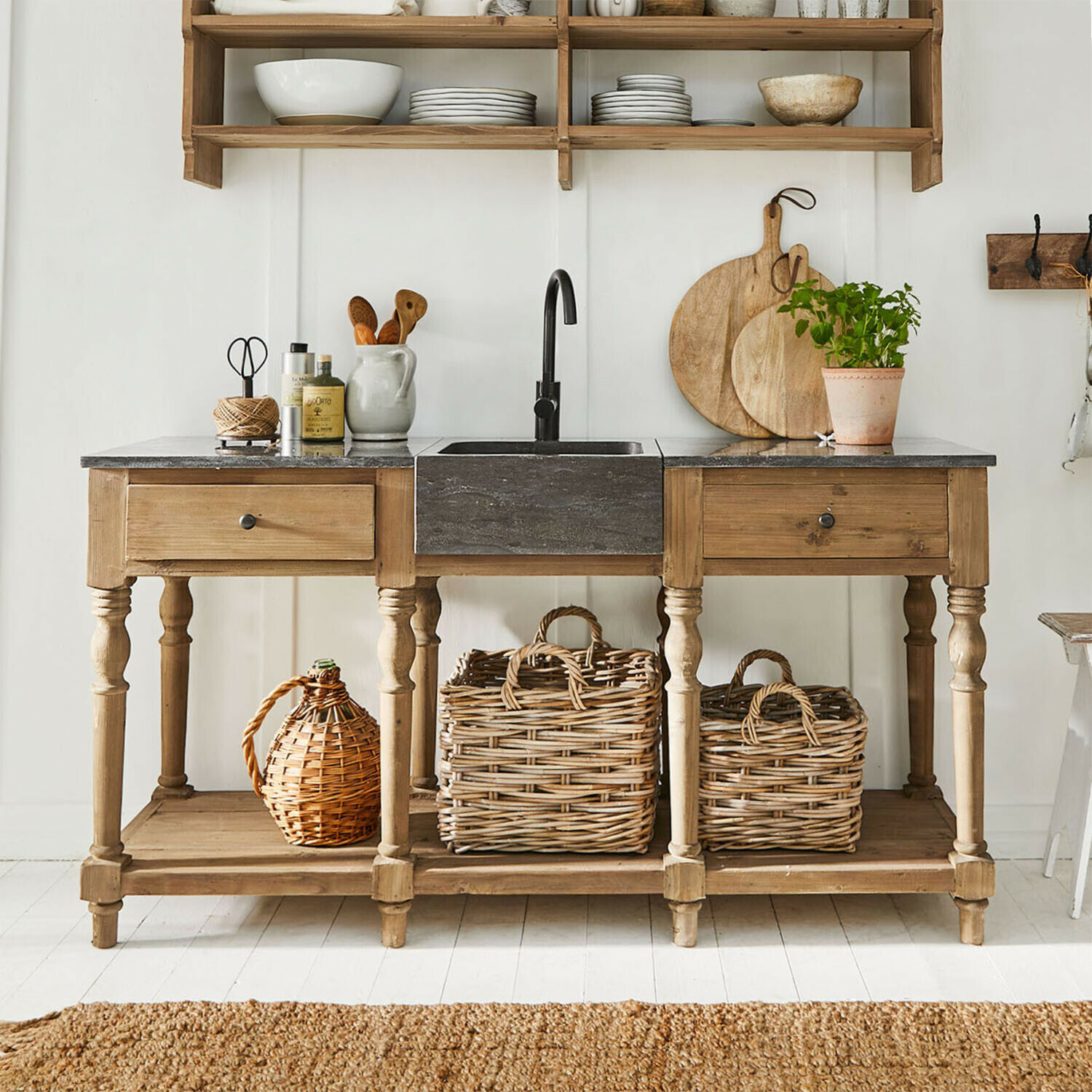 Gootsteenkast Bergenfield Houten keuken met zwarte stenen gootsteen en rieten manden, rustieke landelijke stijl