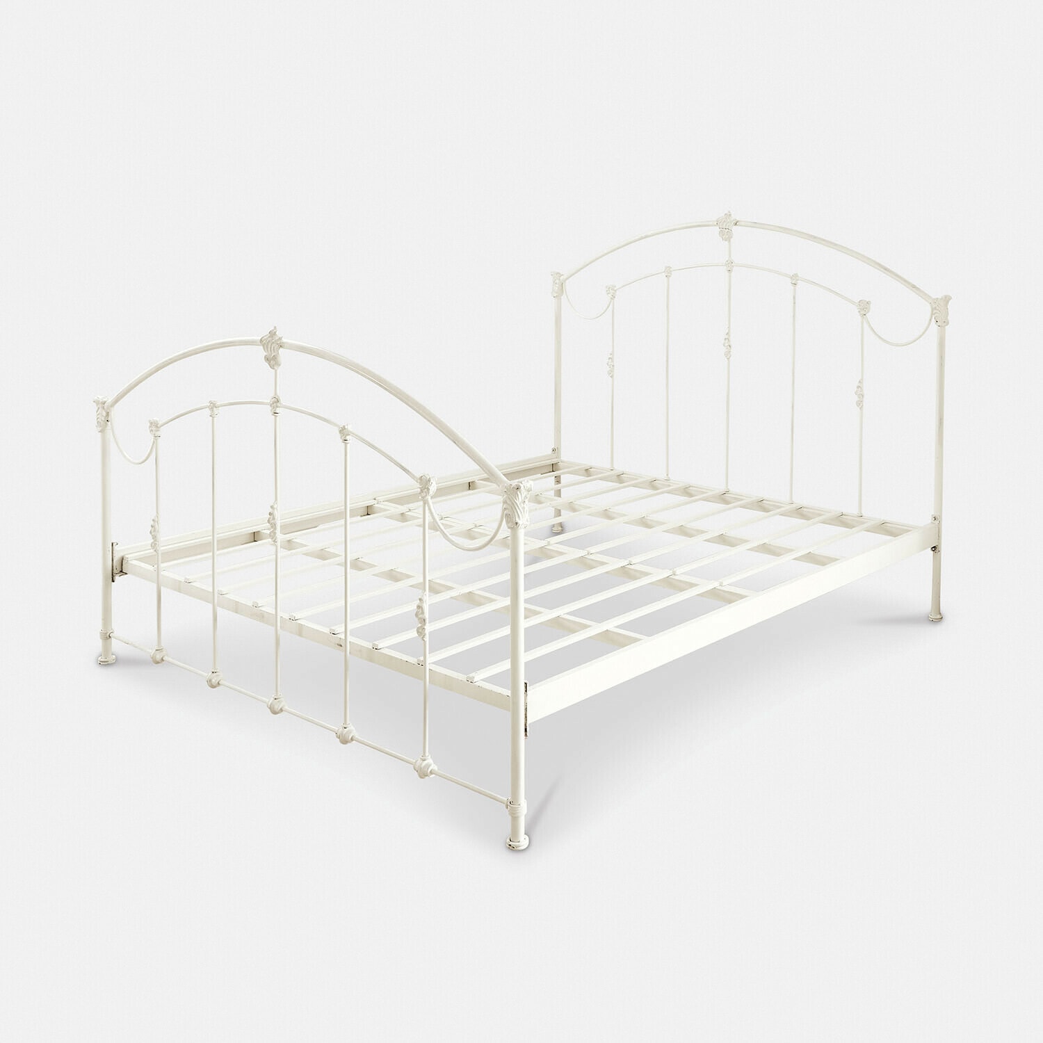 Wit metalen bed met decoratief hoofdeinde en voeteneinde, vintage stijl voor slaapkamer