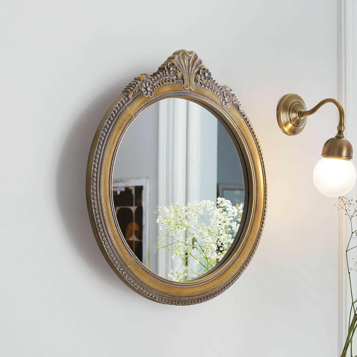 Ovaal spiegel met sierlijke lijst in antiek gouden kleur, decoratief vintage interieurstuk