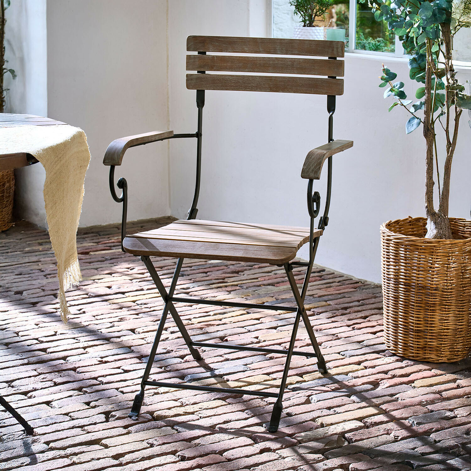 Stoel Arémont Tuinstoel van hout en metaal in natuurlijke kleur, perfect voor een gezellige veranda of terras