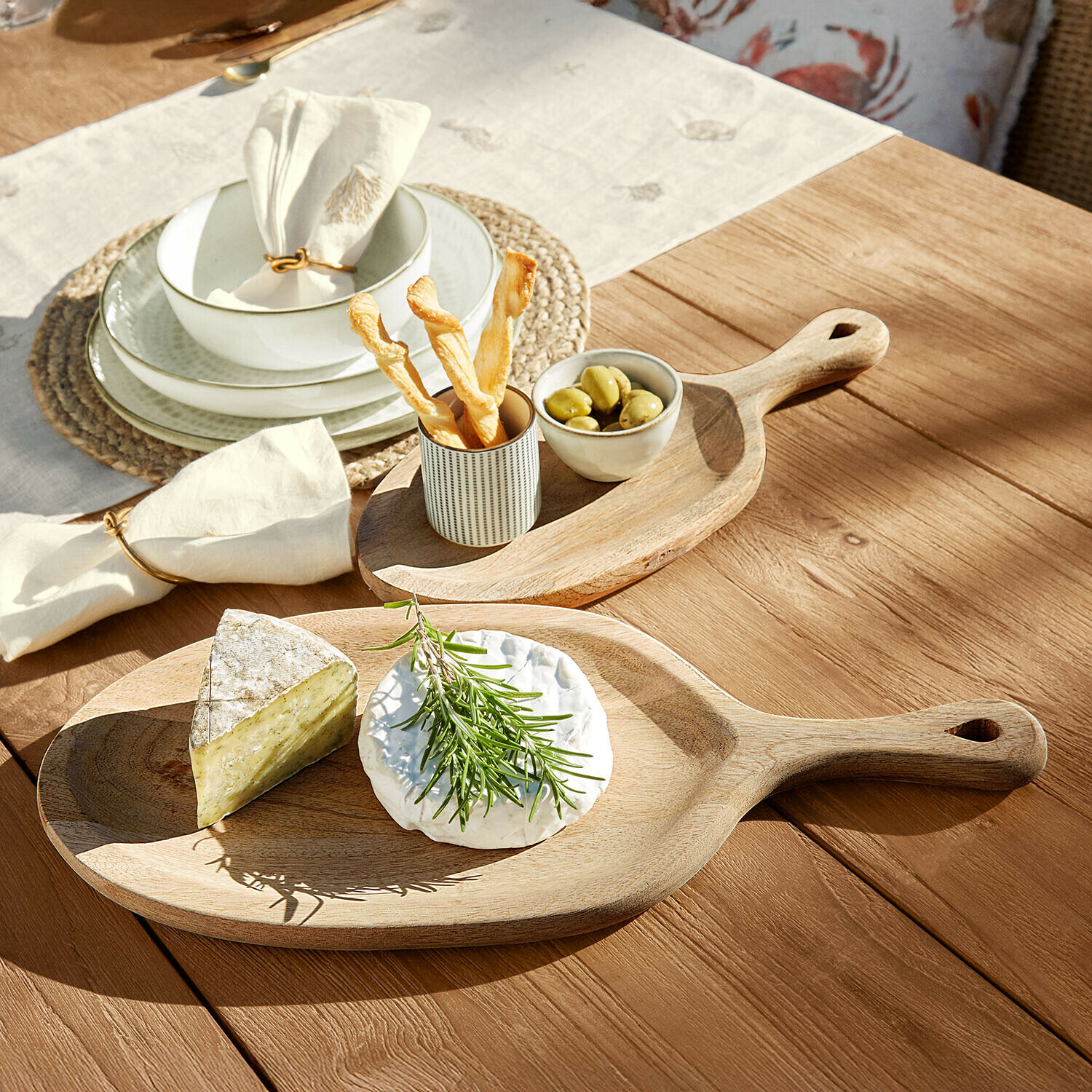 Dienblad set van 2 Nolaria Houten serveerplank met kaas, olijven en snacks op houten tafel bij natuurlijk licht