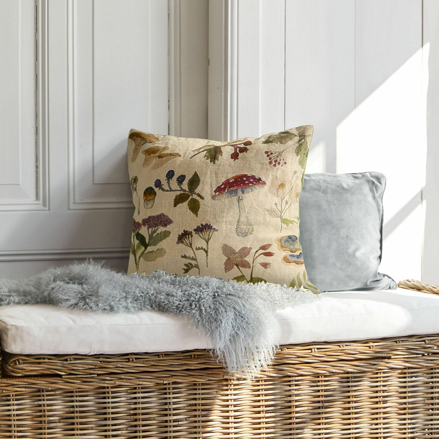 Kussenhoes Selarune Decoratief linnen kussen met natuurlijke plantenprint op lichte rieten bank