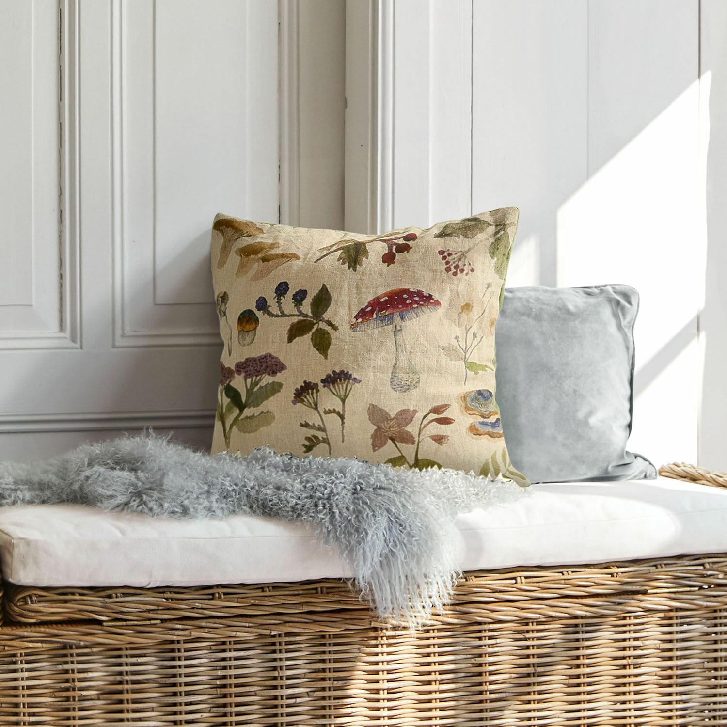 Kussenhoes Selarune Decoratief linnen kussen met natuurlijke plantenprint op lichte rieten bank