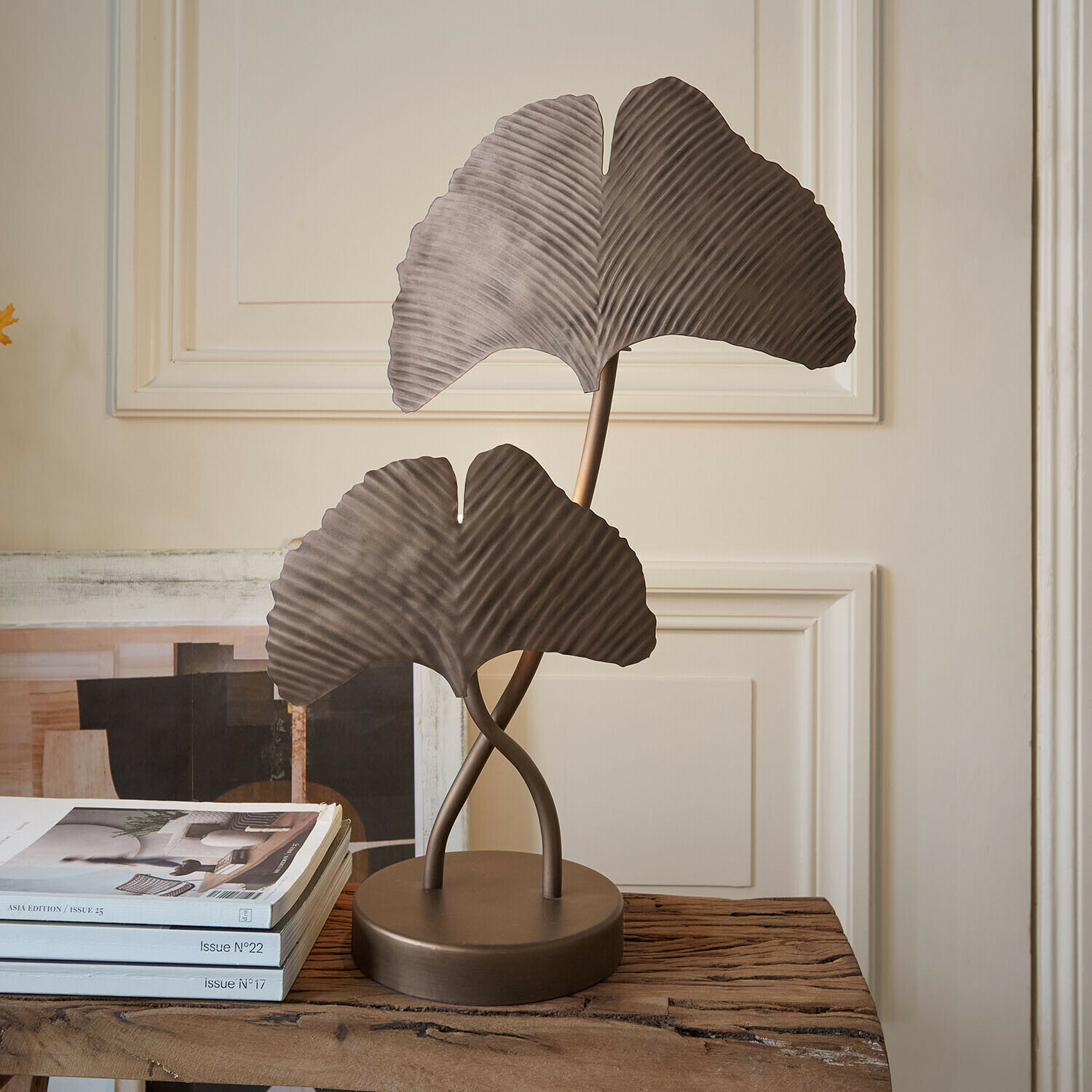 Tafellamp Marovelle Decoratieve metalen lamp in bruin met ginkgo-bladvorm op een houten tafel