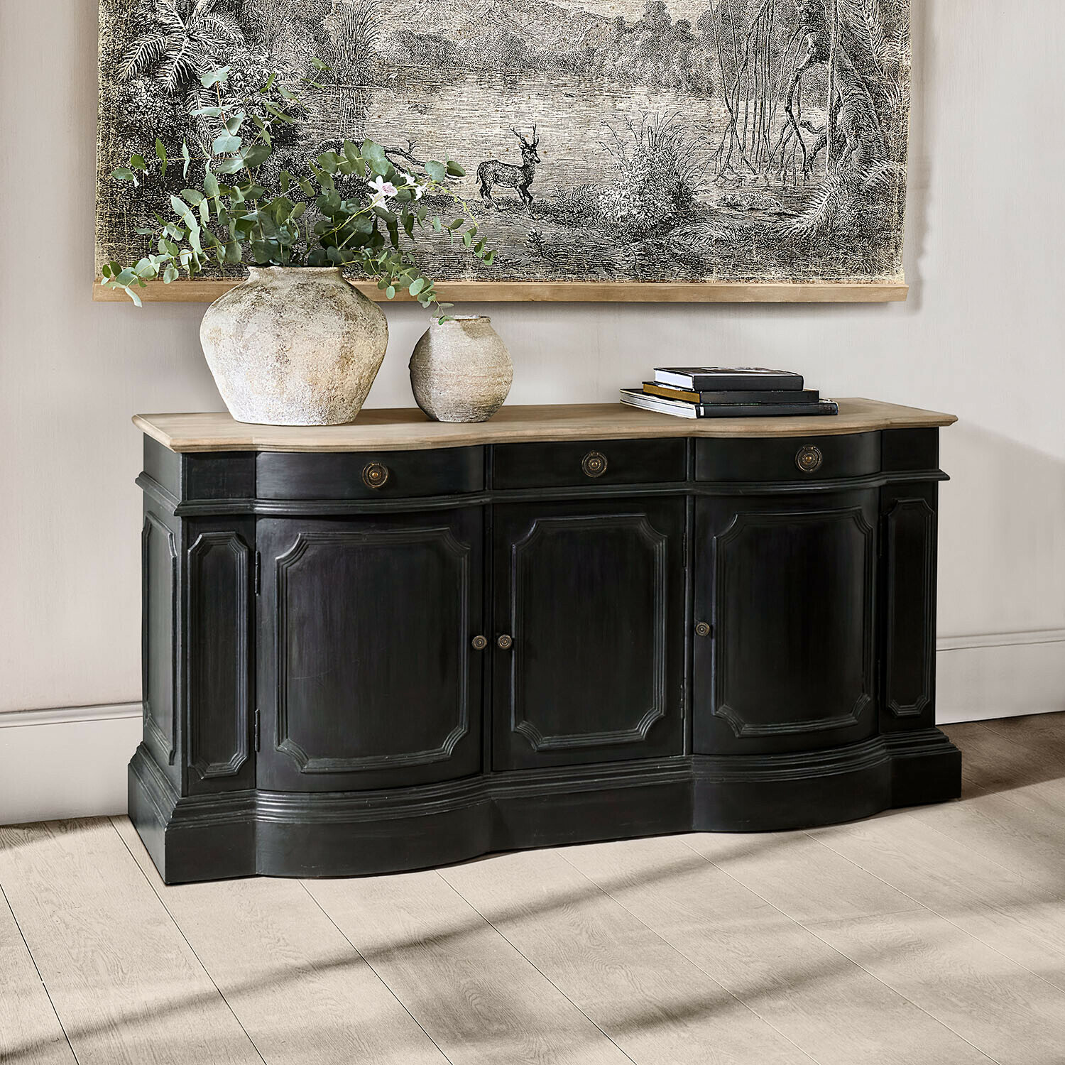 Dressoir Rélovine Zwarte houten dressoir met lichte bovenkant, versierd met vazen en boeken, klassiek ontwerp