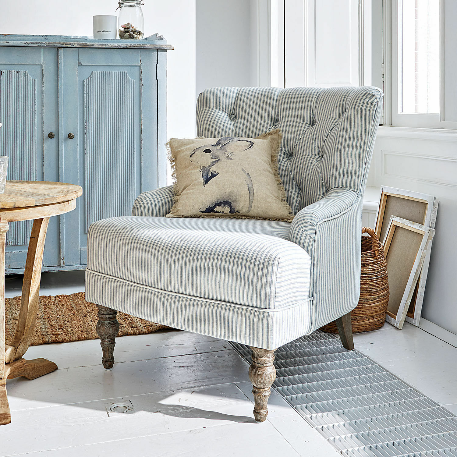 Fauteuil Amuran Gestreepte lichtblauwe katoenen fauteuil met decoratief kussen met konijnenprint voor woonkamer
