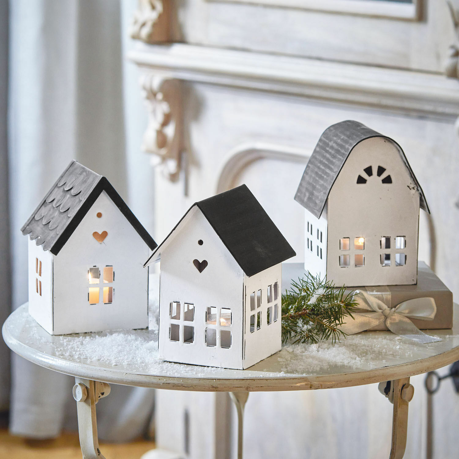 Lantaarn set van 3 Lambray Decoratieve metalen lantaarns in huisvorm in wit en zwart op feestelijke tafel