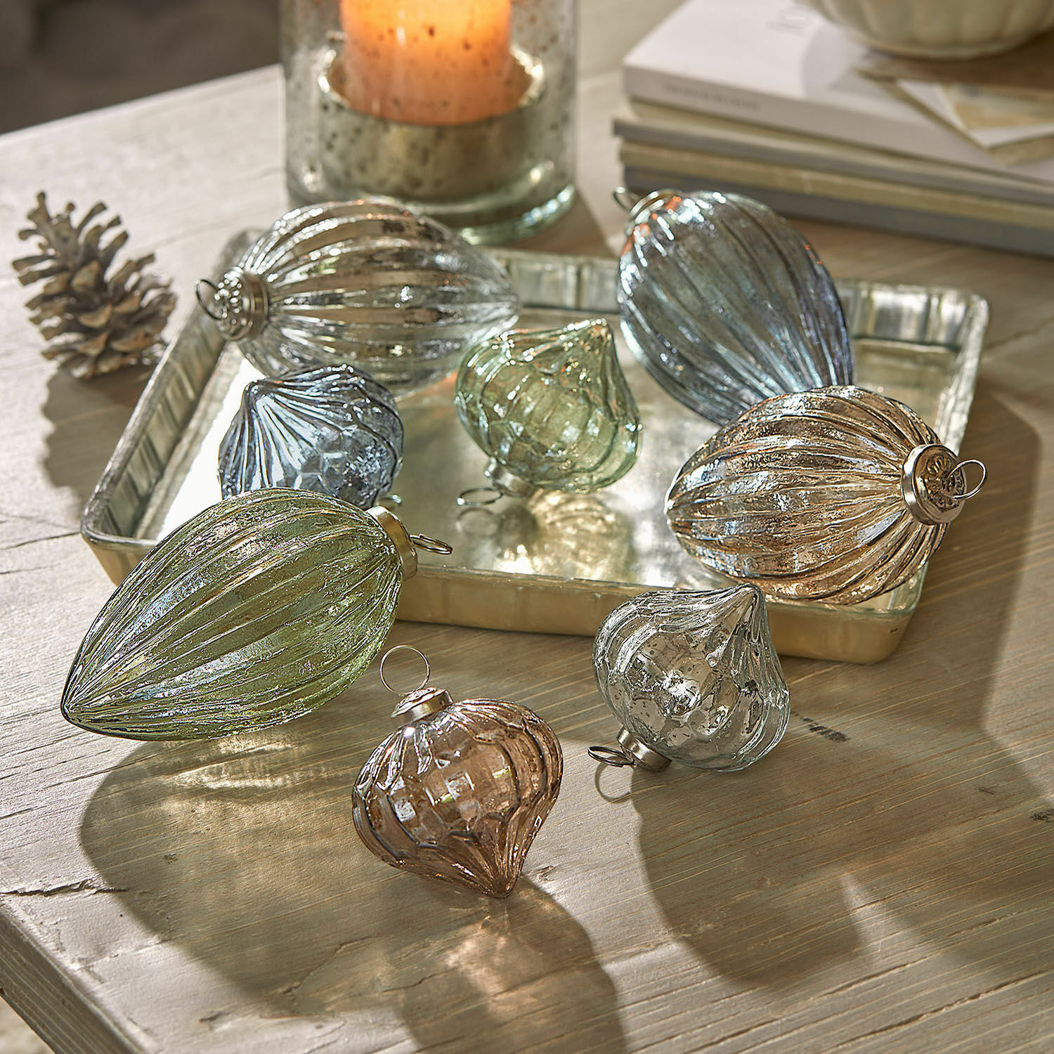 Kerstballen set van 8 Azélisse Set glazen kerstversieringen in diverse vormen en kleuren op houten tafel