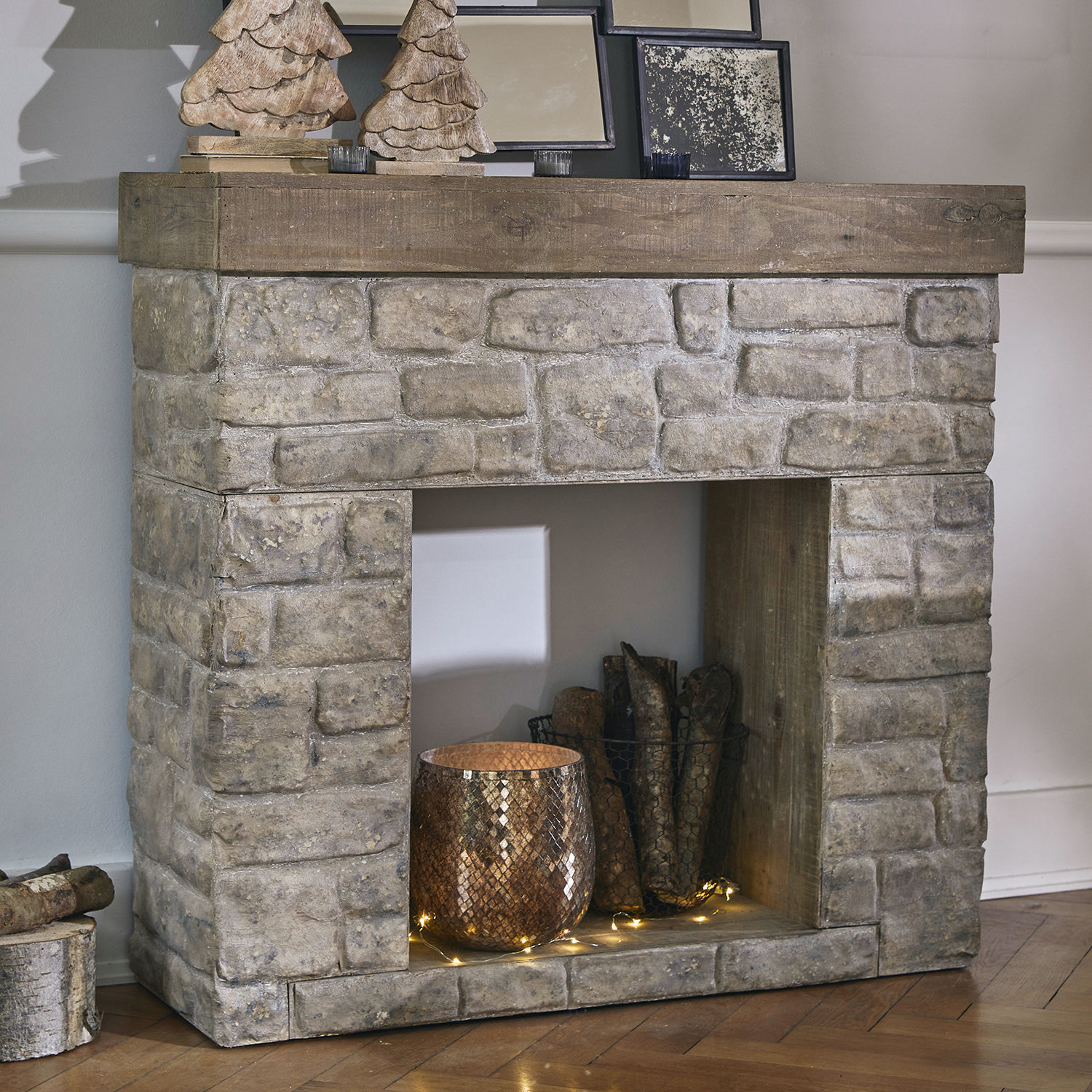 Haardschouw Evreux Decoratieve open haard van steen en hout in natuurlijke tinten met decoraties en LED-lichtjes