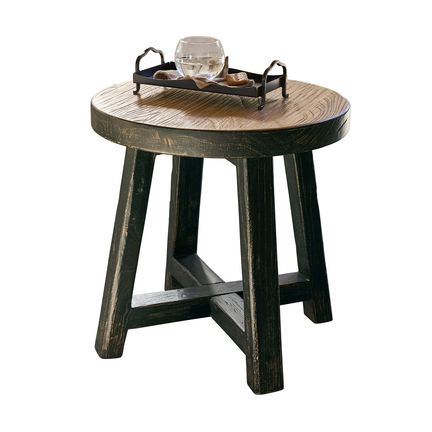 Ronde houten tafel in donkere kleur met rustiek blad en zwart dienblad met glas water