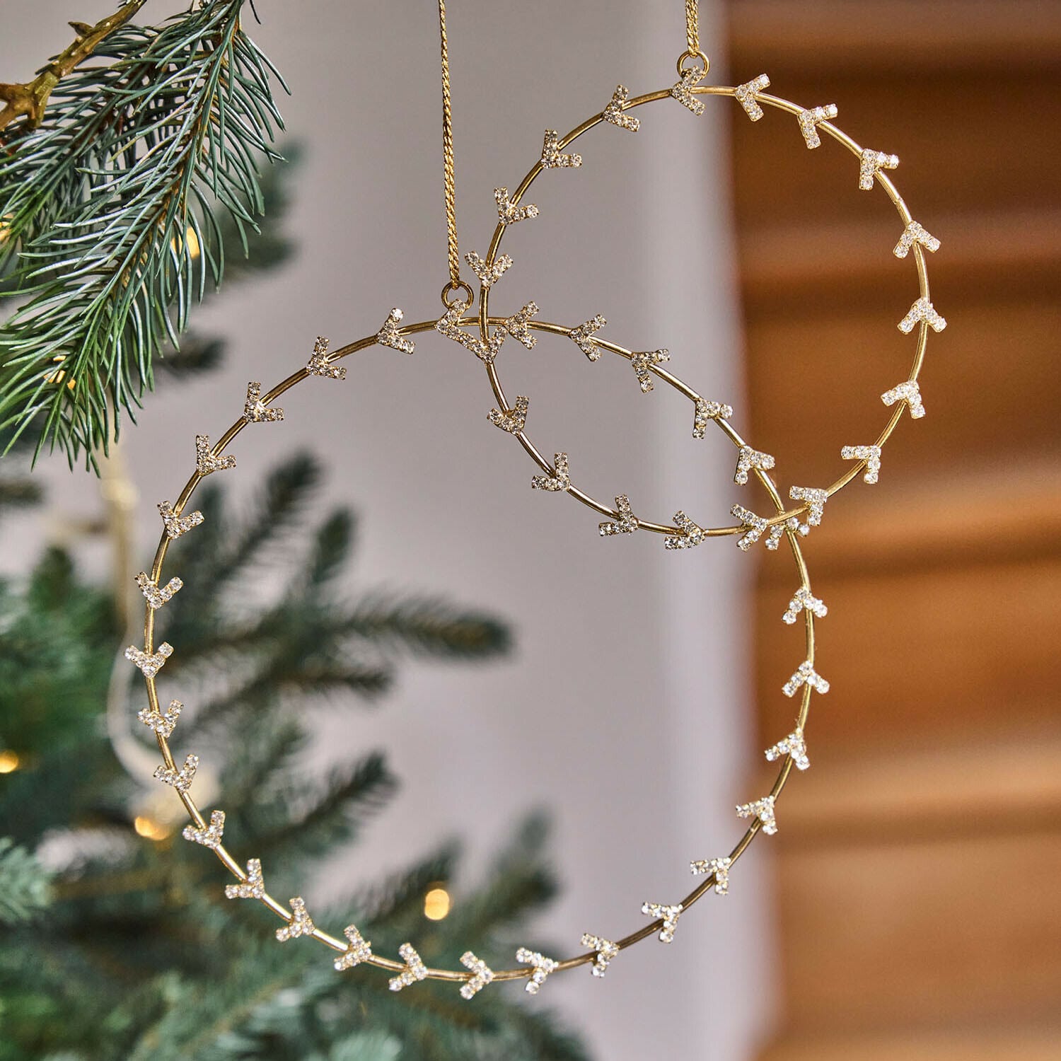Krans set van 2 Maravita Gouden kerstversiering in hartvorm met kristallen details hangend aan de kerstboom