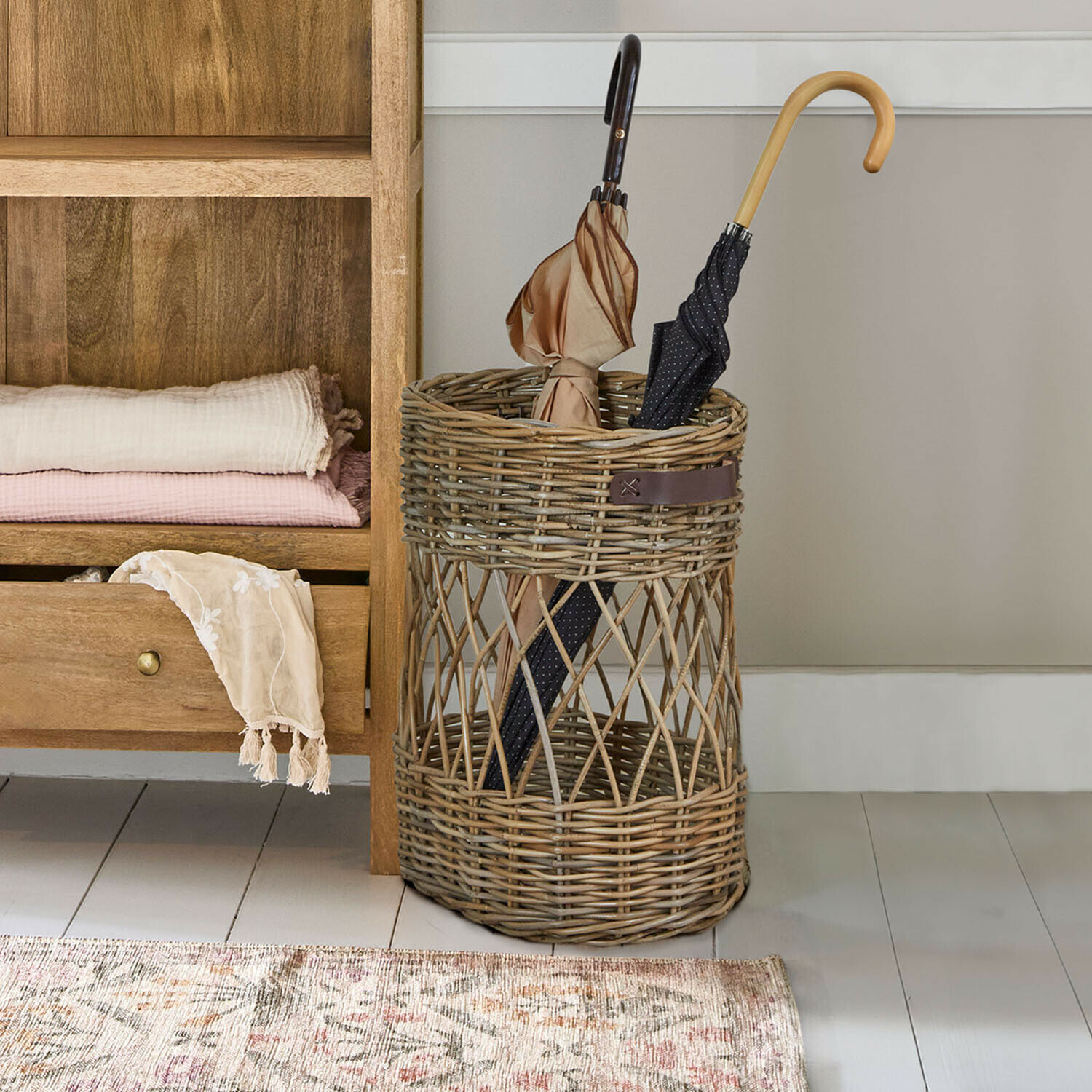 Ronde paraplubak van natuurlijk riet, praktisch accessoire voor de hal