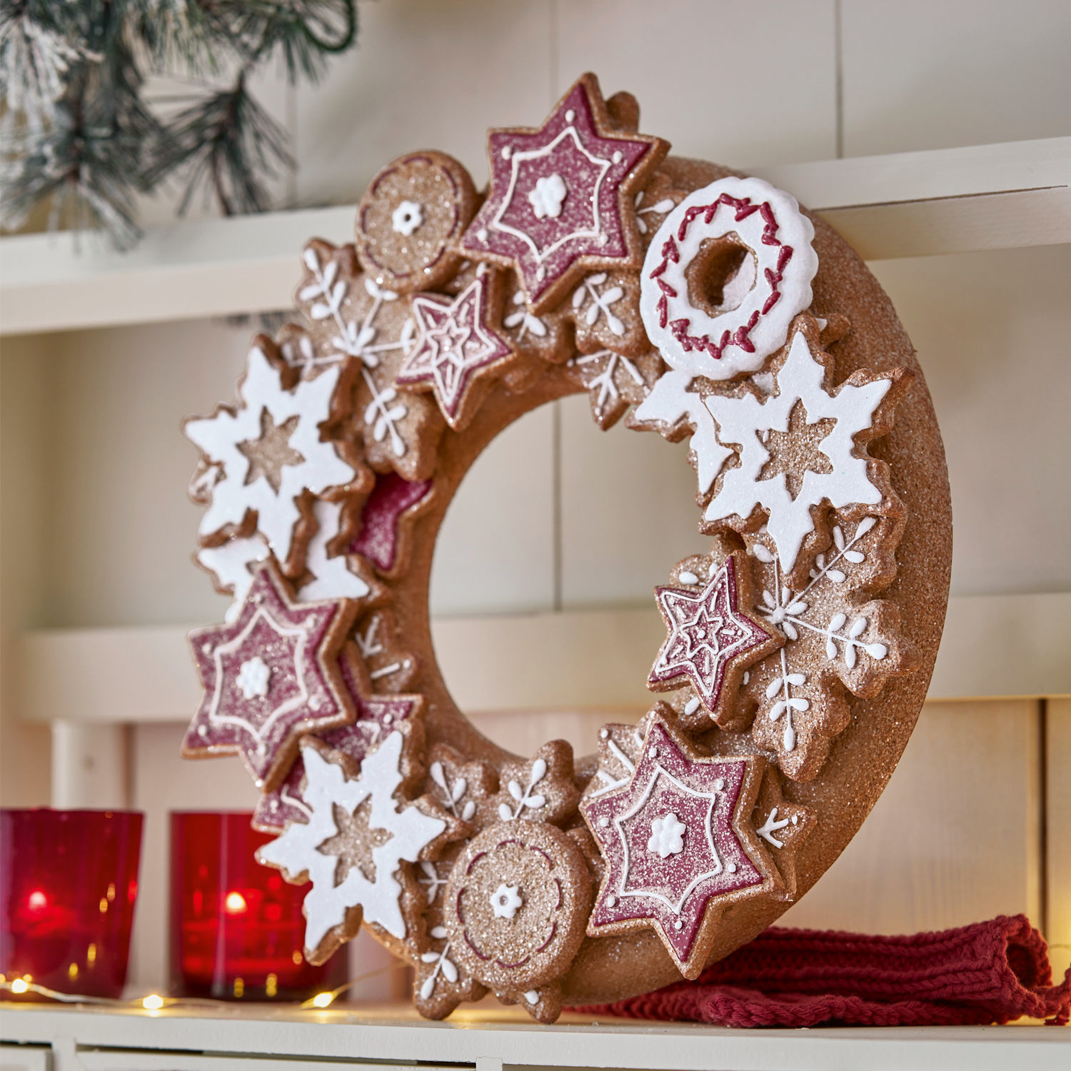 Krans Anyama Kerstkrans met decoratieve peperkoeksterren en sneeuwvlokken in bruin en wit met glazuur