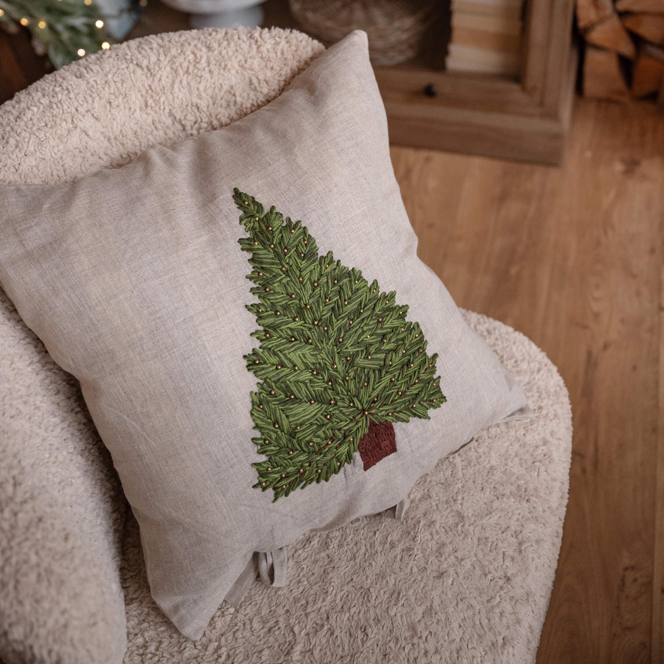 Beige linnen kussen met geborduurde groene boom en bruine stam, kerstdecoratie voor woonkamer
